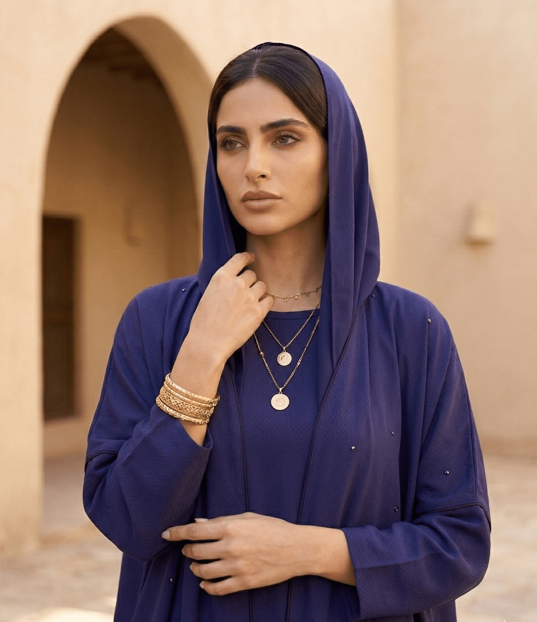 LA01149 - DP ABAYA - LAILA AL AWADHI - MIRA Y MANO