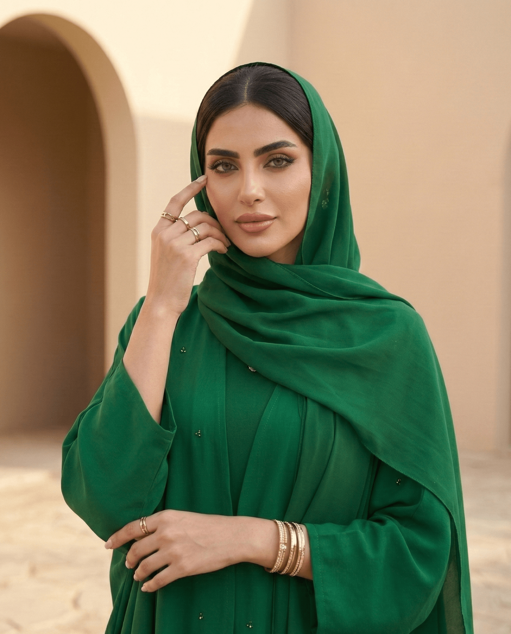 LA01149 - GR ABAYA - LAILA AL AWADHI - MIRA Y MANO