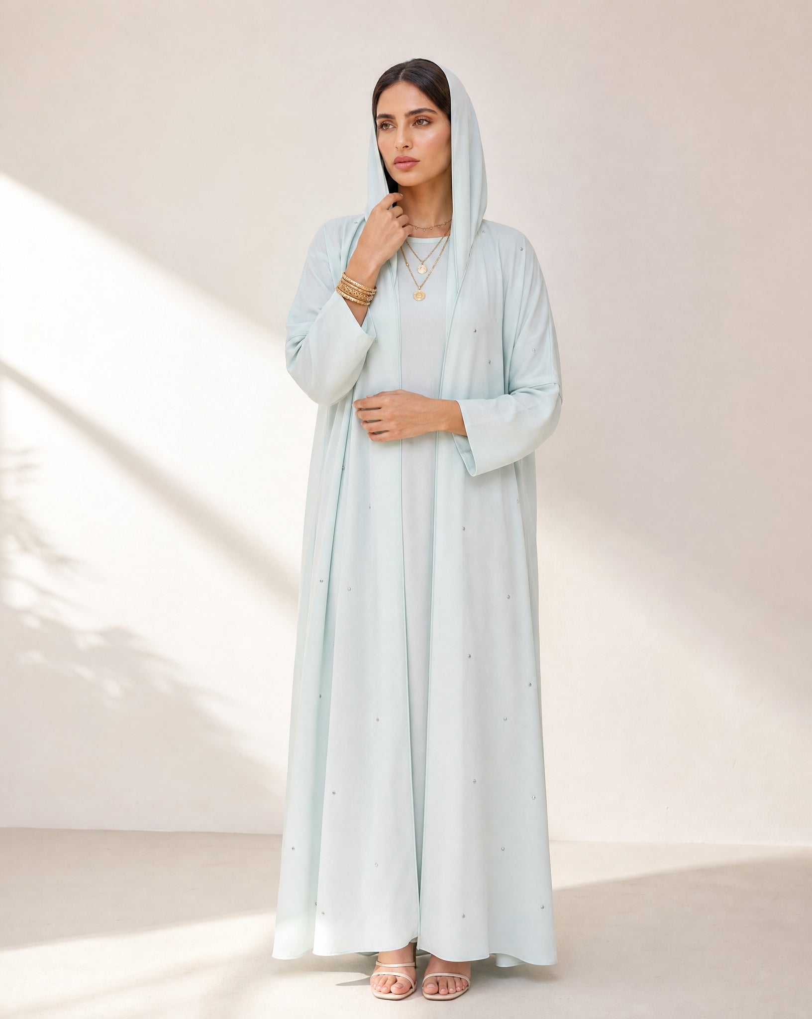 LA01149-PB ABAYA - LAILA AL AWADHI - MIRA Y MANO