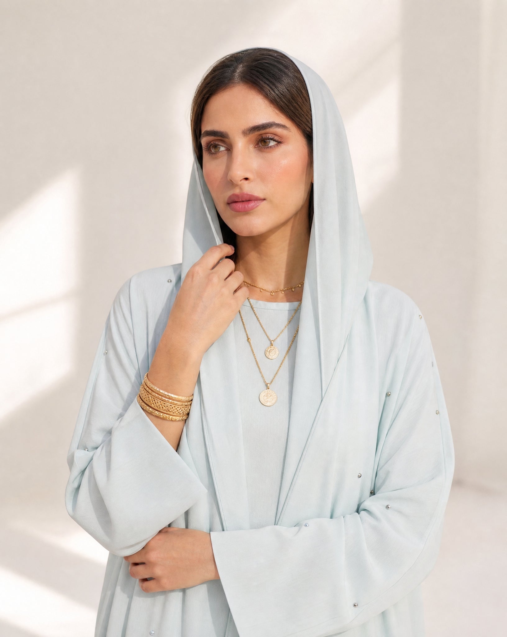 LA01149-PB ABAYA - LAILA AL AWADHI - MIRA Y MANO