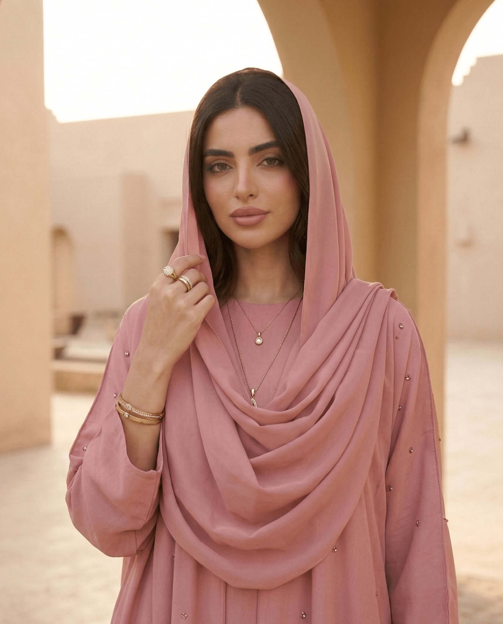 LA01149 - PK ABAYA - LAILA AL AWADHI - MIRA Y MANO