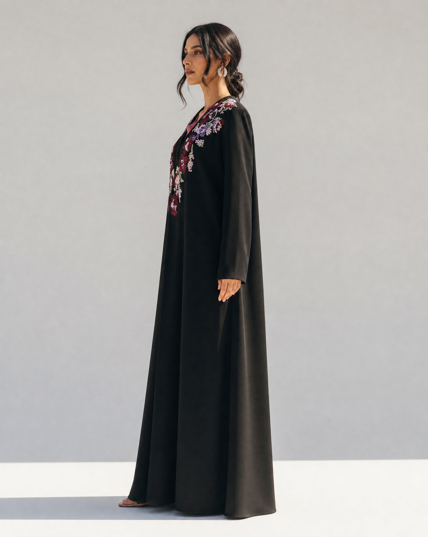 LA01161-PB ABAYA - LAILA AL AWADHI - MIRA Y MANO