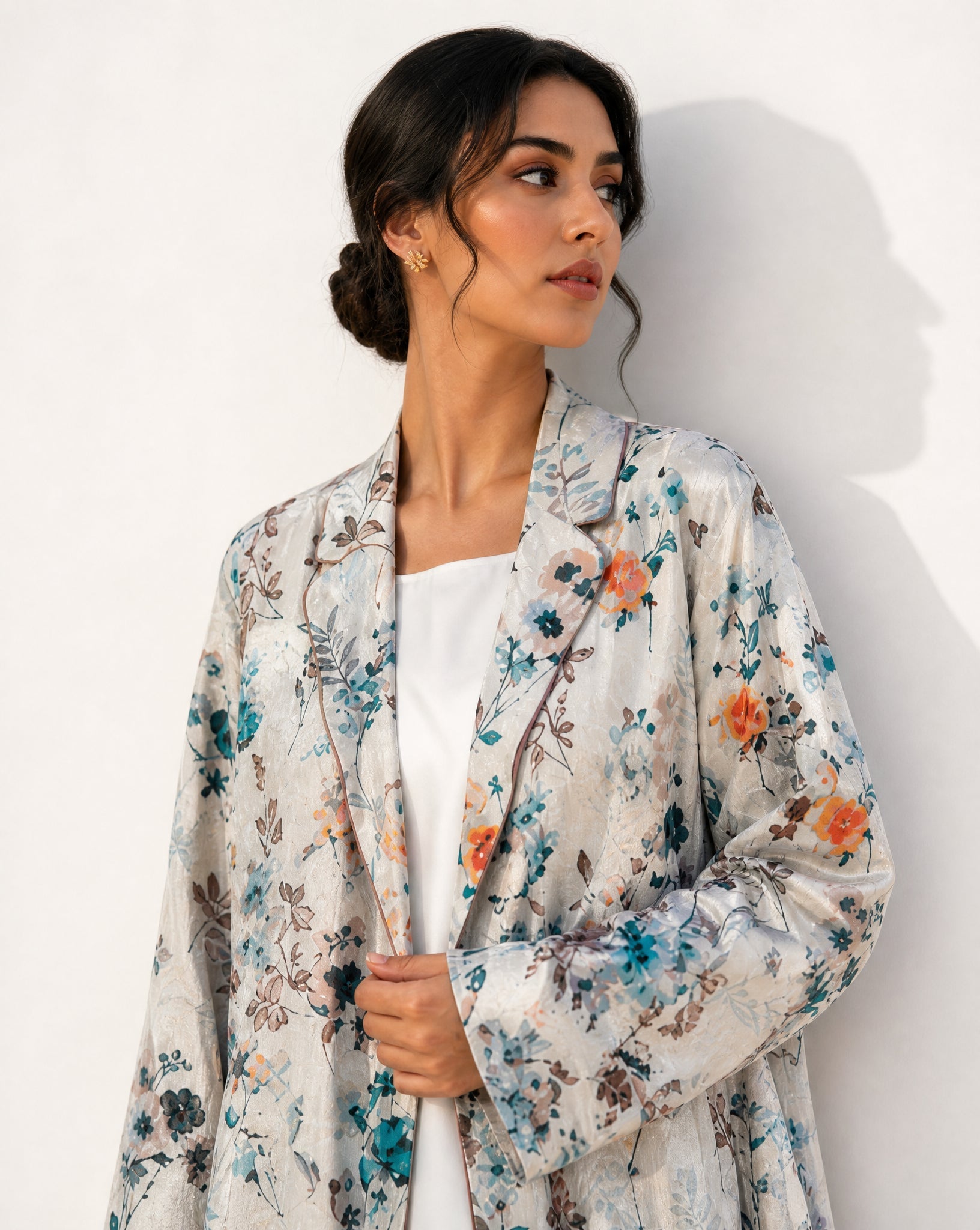 LA0932.DB ABAYA - LAILA AL AWADHI - MIRA Y MANO