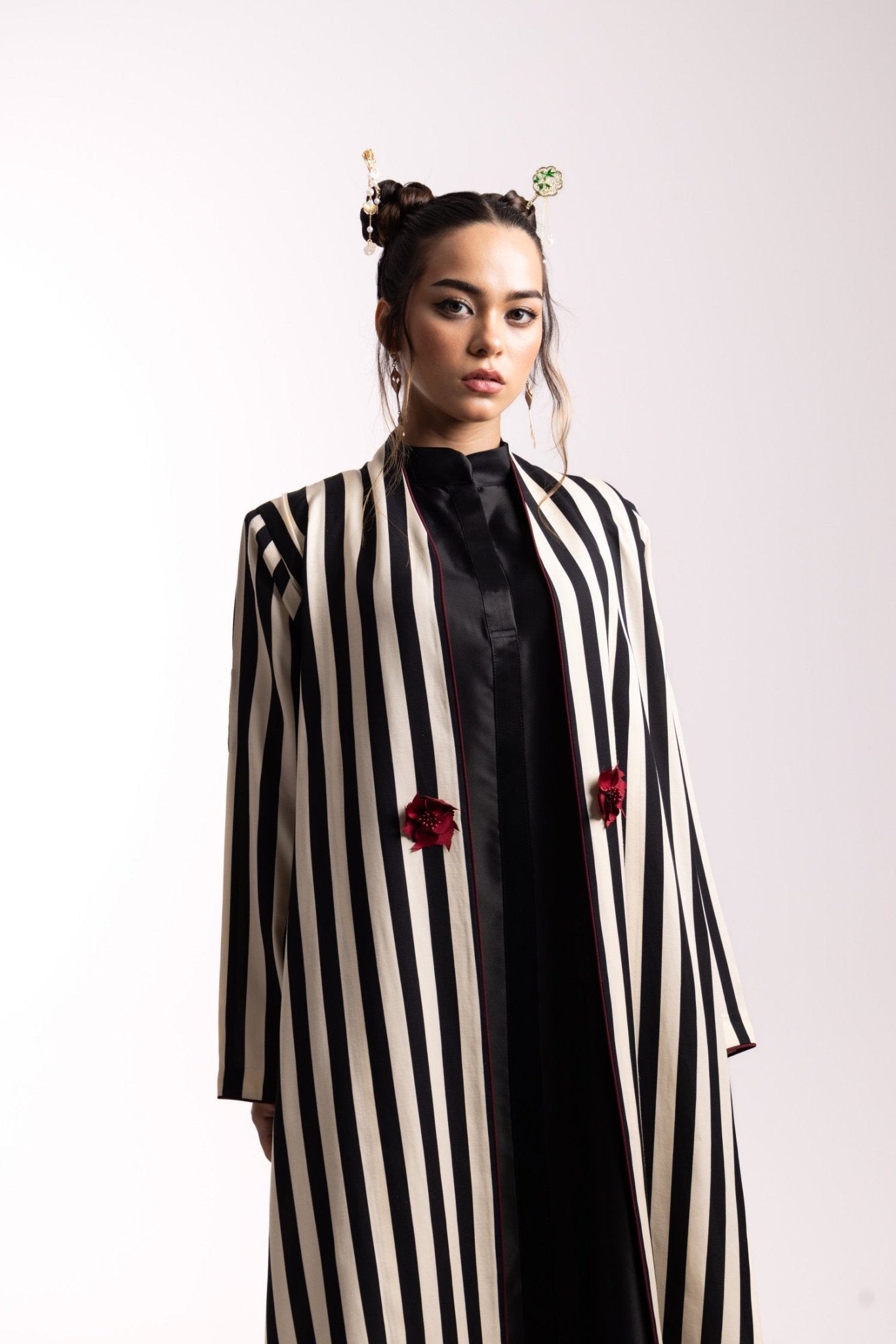 LA0938 - FL ABAYA - LAILA AL AWADHI - MIRA Y MANO