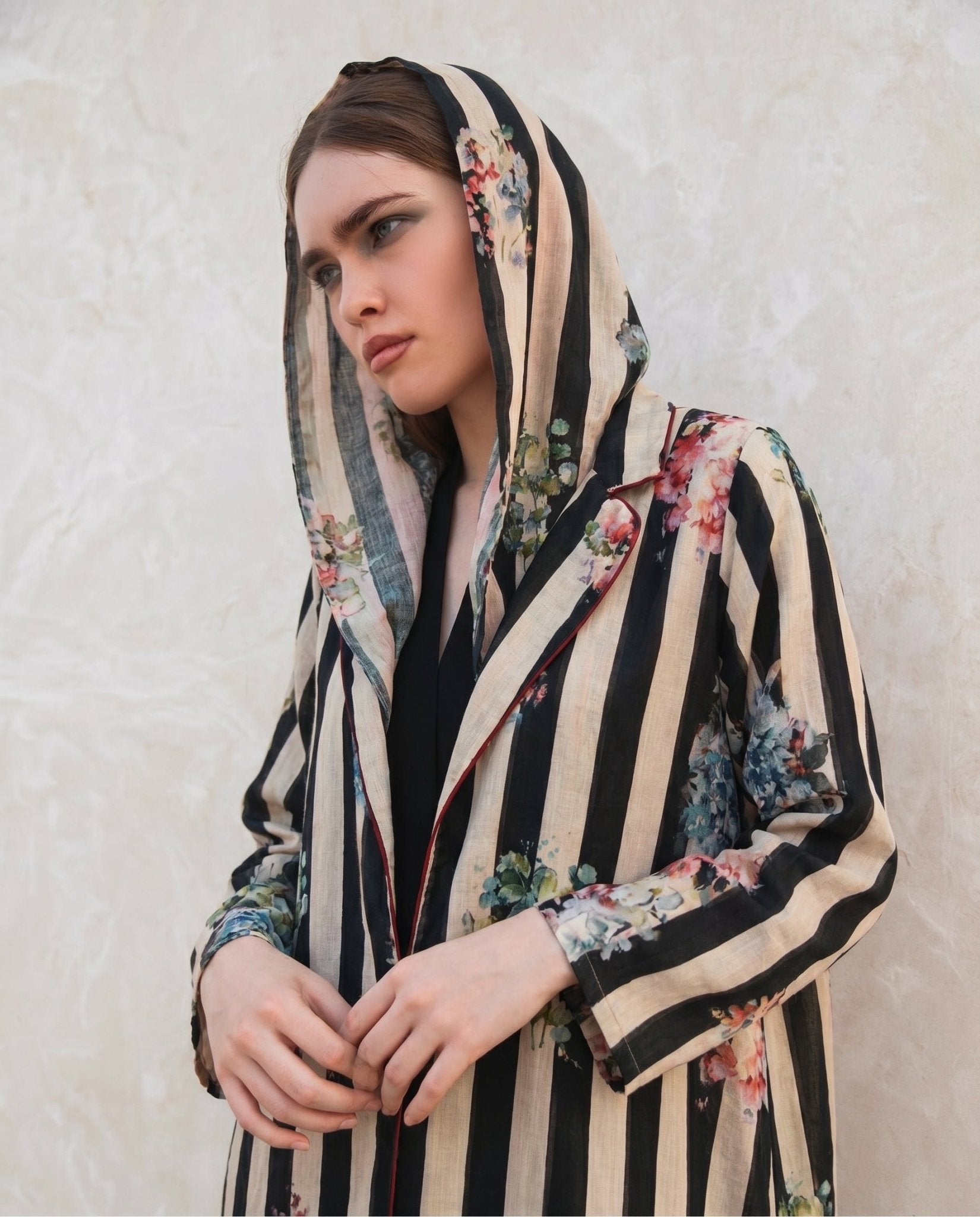 LA0938-LI ABAYA - LAILA AL AWADHI - MIRA Y MANO