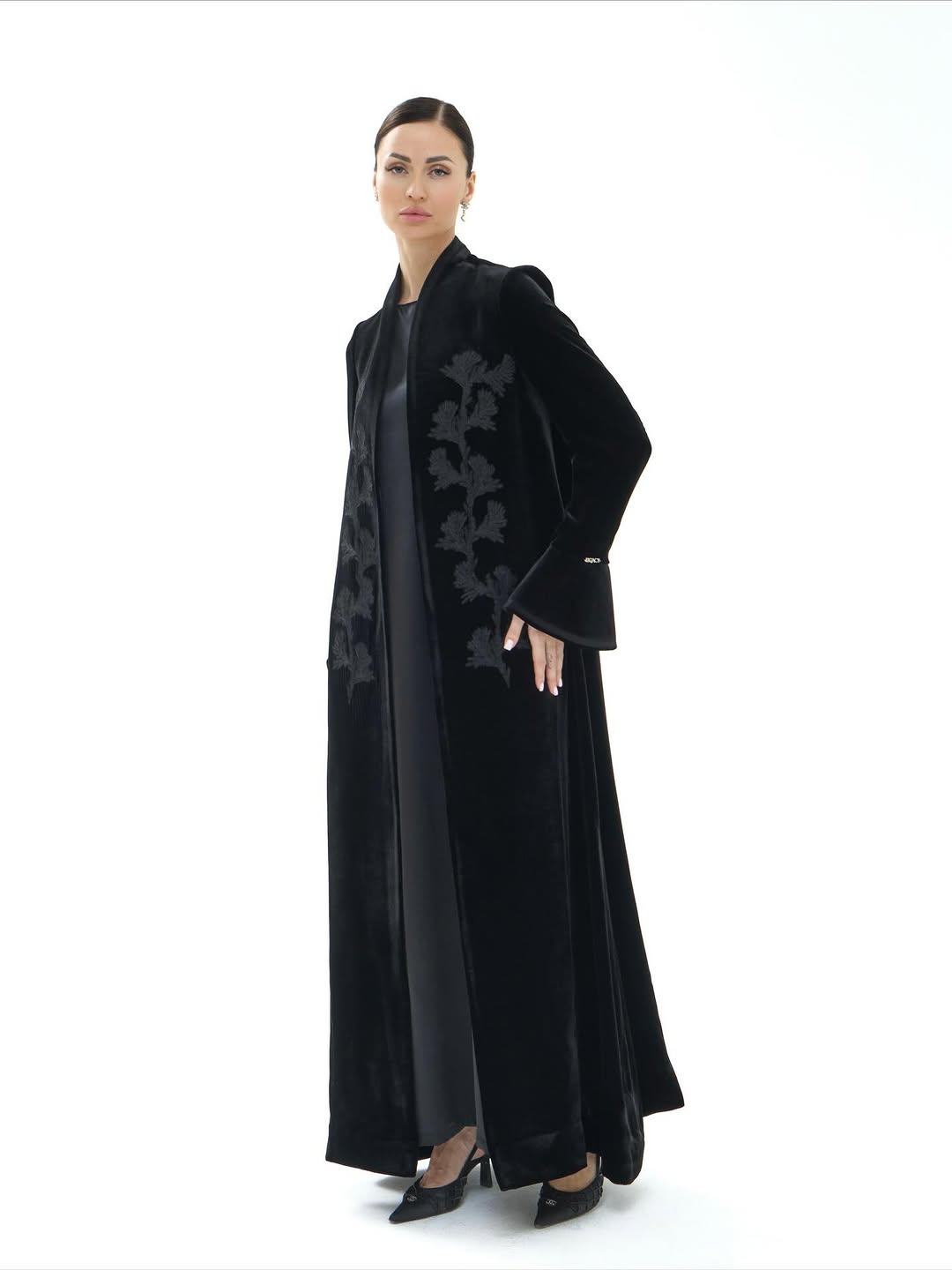 LE006 - BK - A ABAYA - LEGACY - MIRA Y MANO