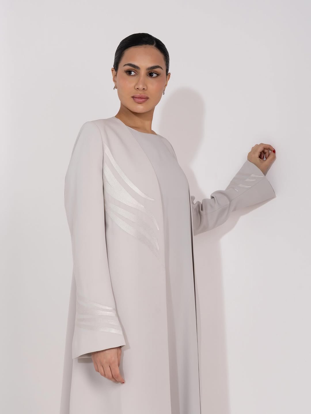 LE012 - BE ABAYA - LEGACY - MIRA Y MANO