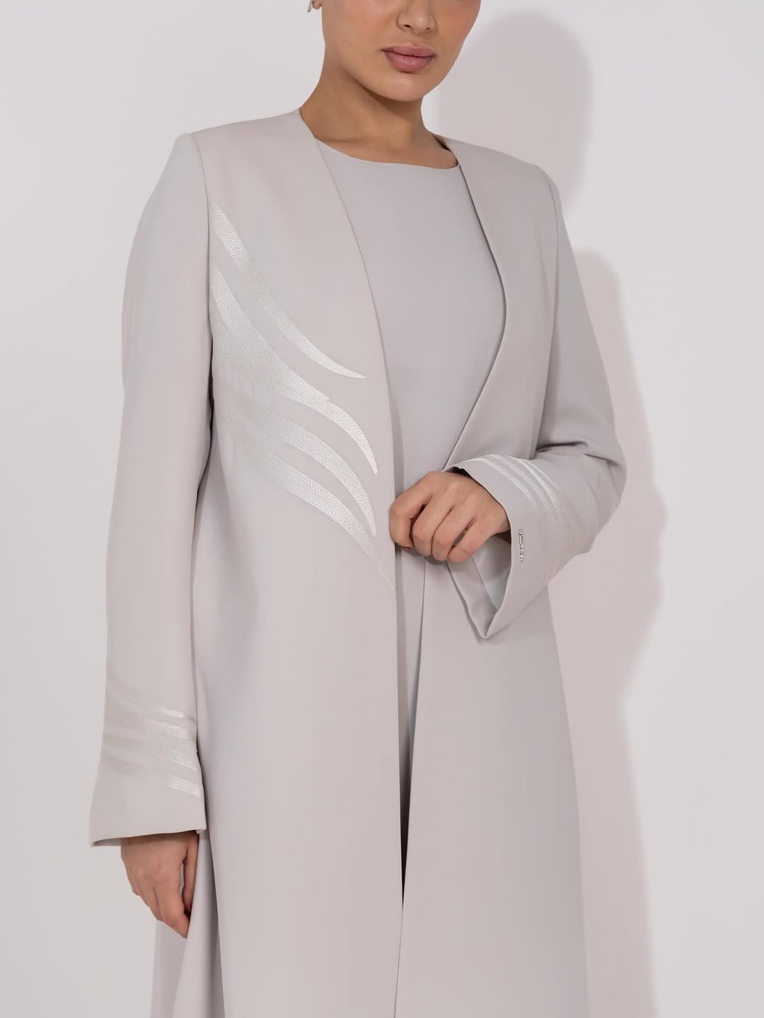 LE012 - BE ABAYA - LEGACY - MIRA Y MANO