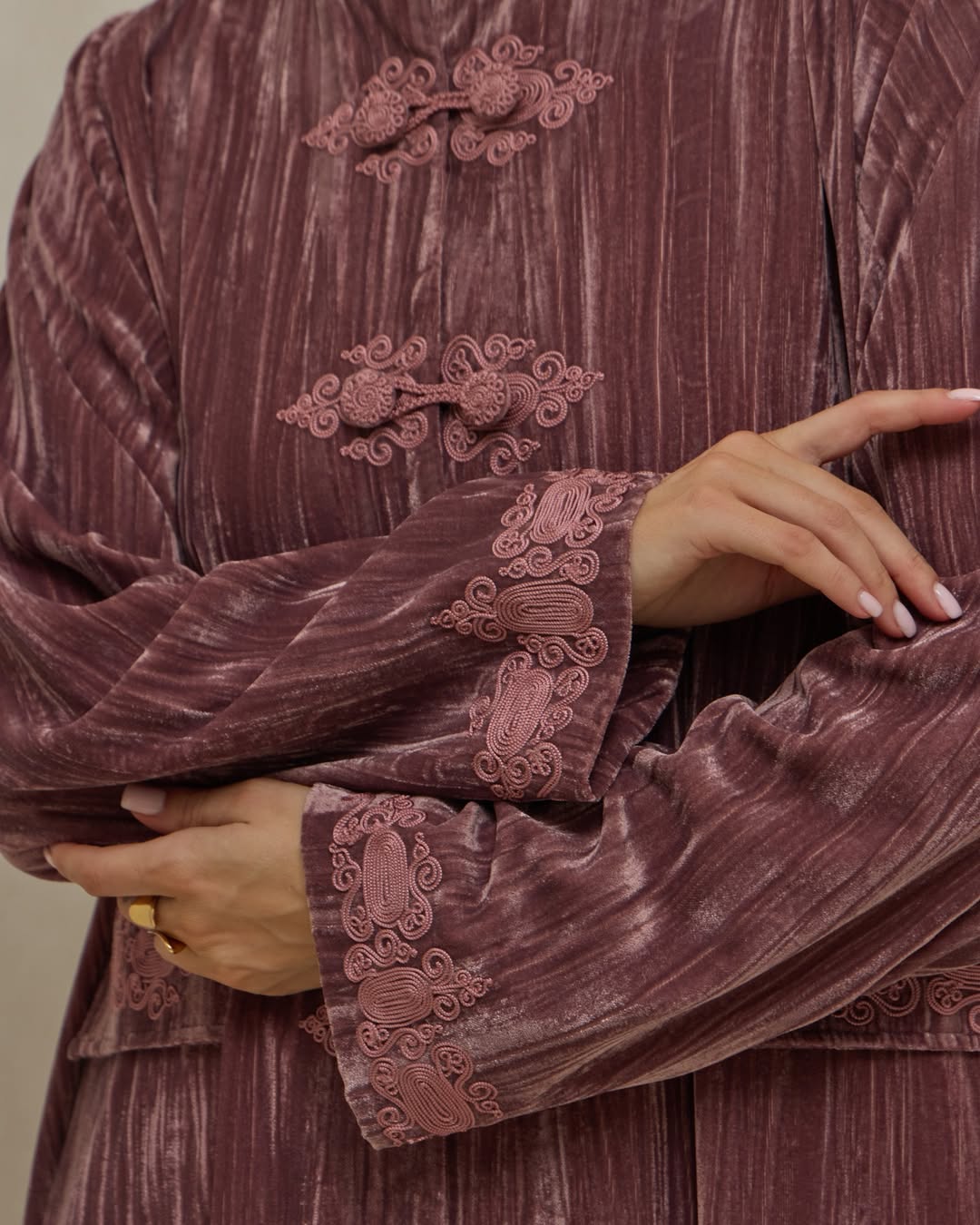 VEL - 04 - 01 ABAYA - LELAS ABAYAS - MIRA Y MANO