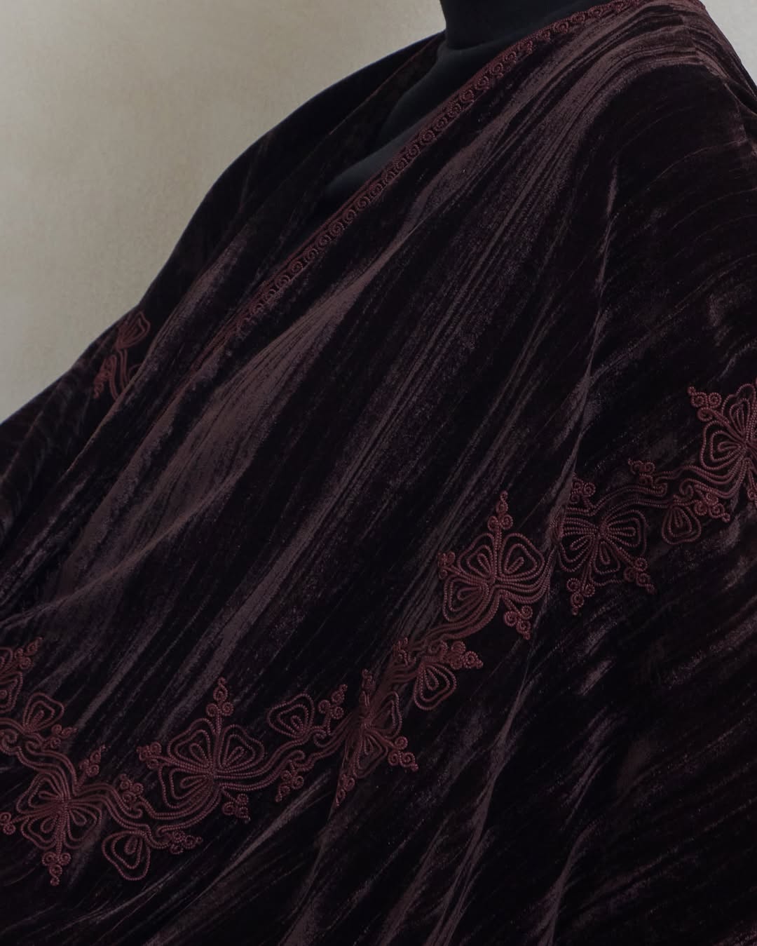 VEL - 07 - 01 ABAYA - LELAS ABAYAS - MIRA Y MANO