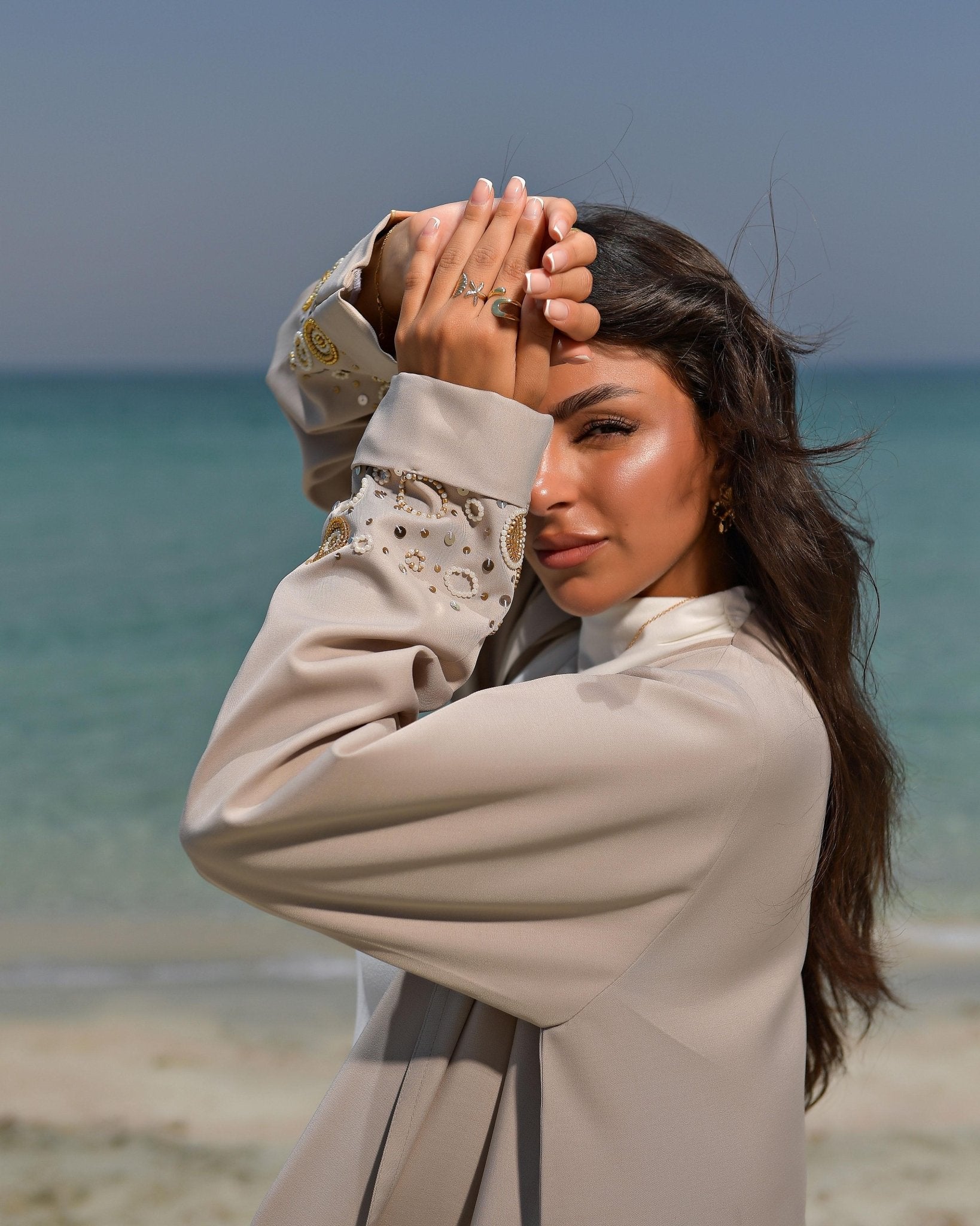 MADAR ABAYA - LOVAH - MIRA Y MANO