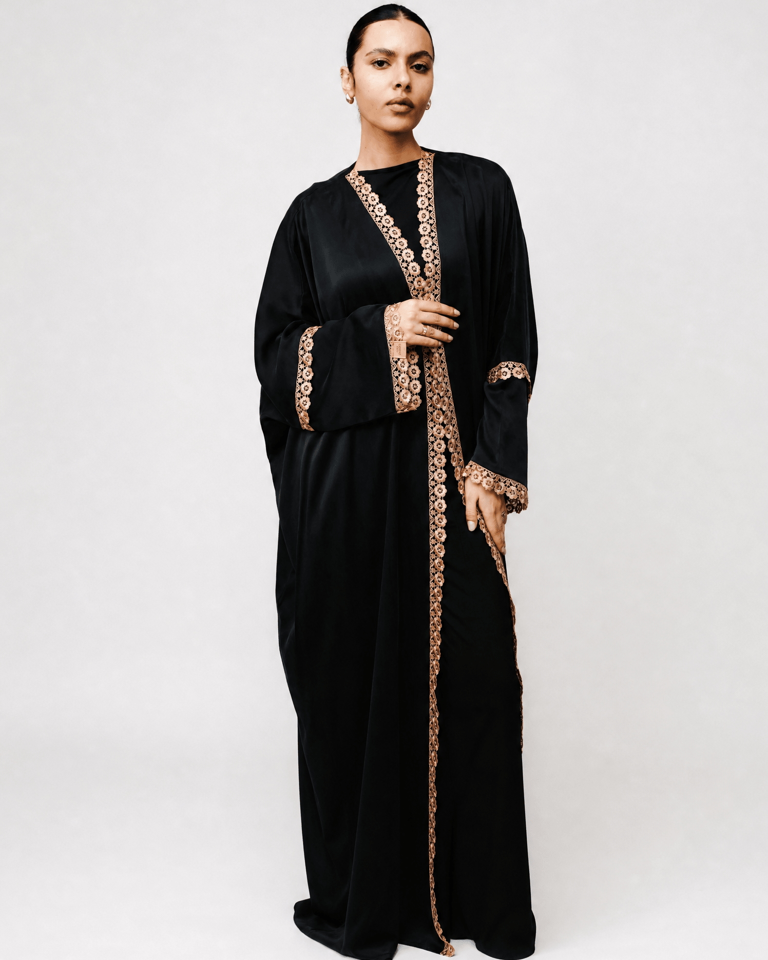 RAZAN ABAYA - LOVAH - MIRA Y MANO