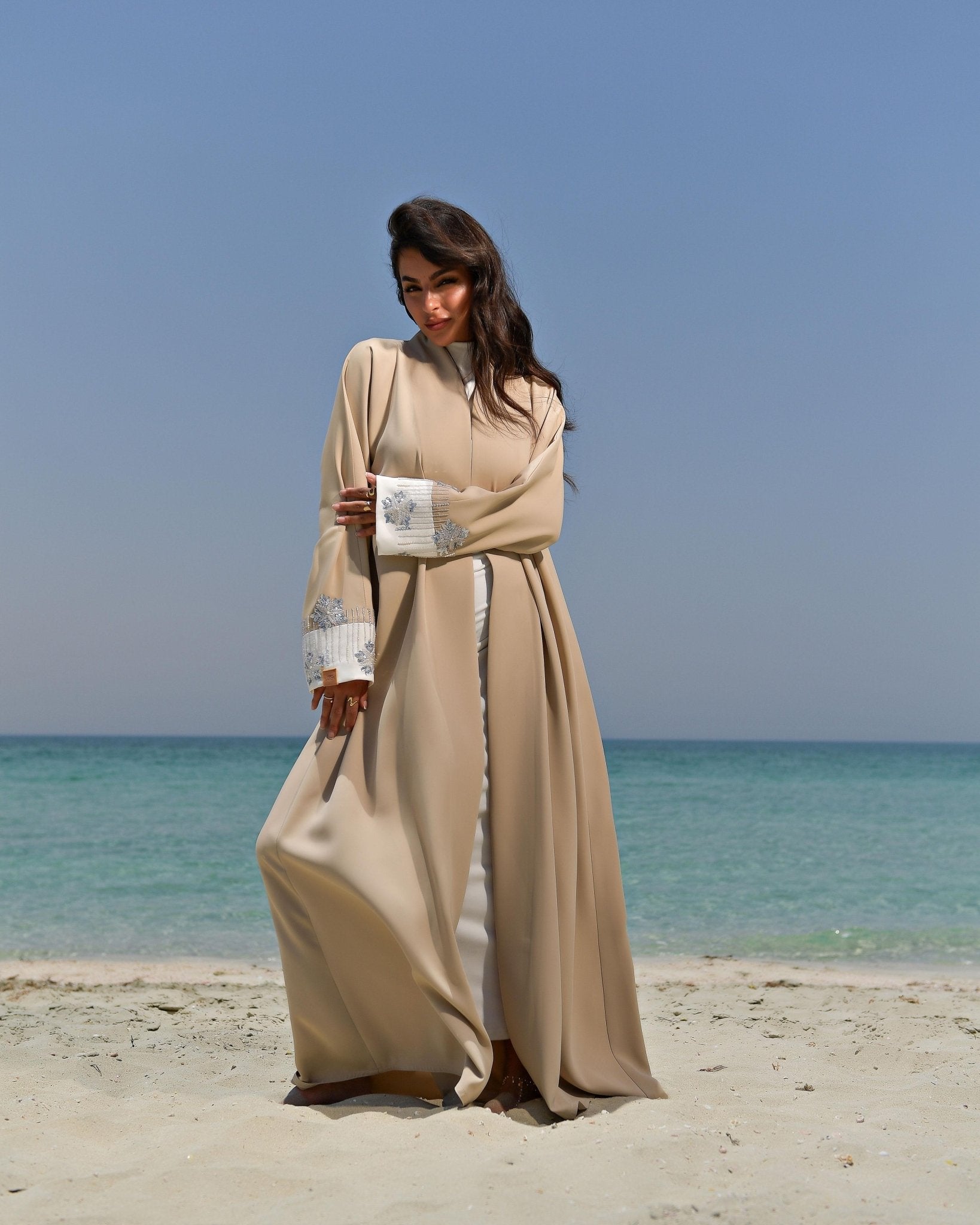 SHAFAQ ABAYA - LOVAH - MIRA Y MANO