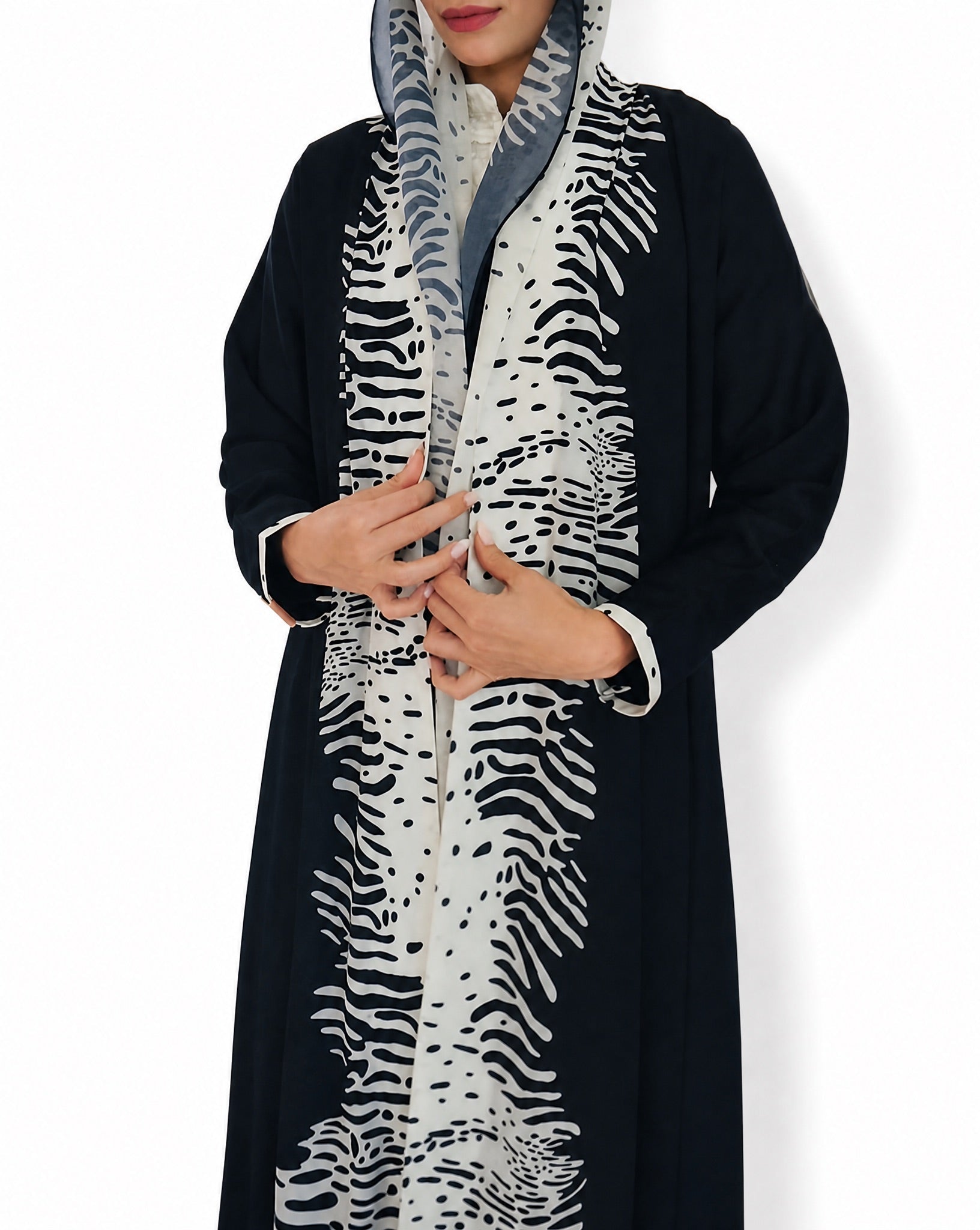 THE J - Black Crepe Abaya - LOVAH - MIRA Y MANO