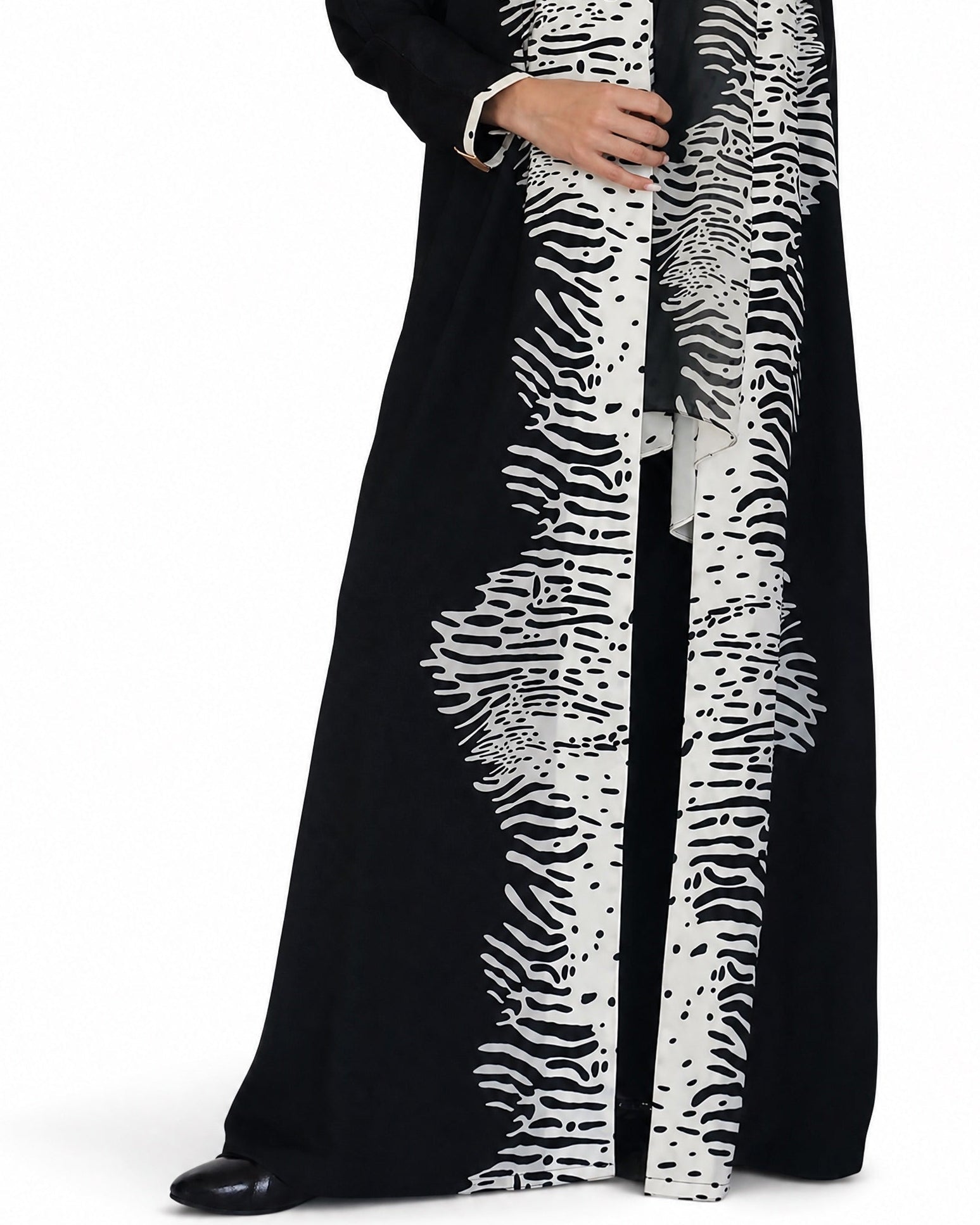 THE J - Black Crepe Abaya - LOVAH - MIRA Y MANO