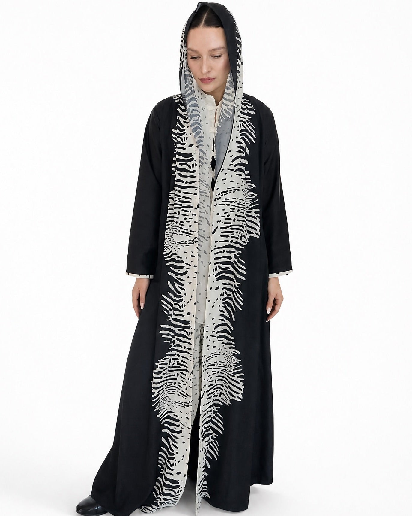 THE J - Black Crepe Abaya - LOVAH - MIRA Y MANO