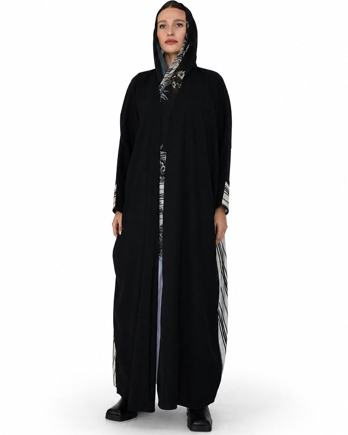 THE L - Black Crepe Abaya - LOVAH - MIRA Y MANO
