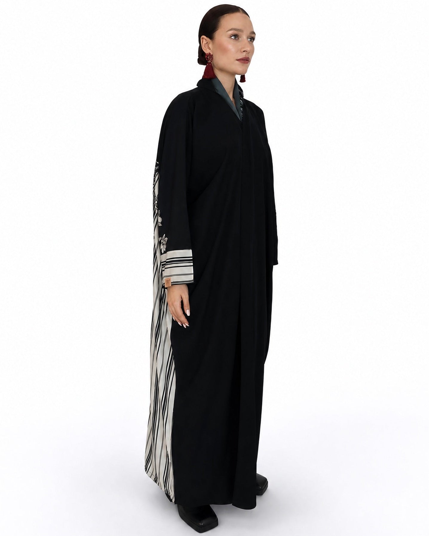 THE L - Black Crepe Abaya - LOVAH - MIRA Y MANO