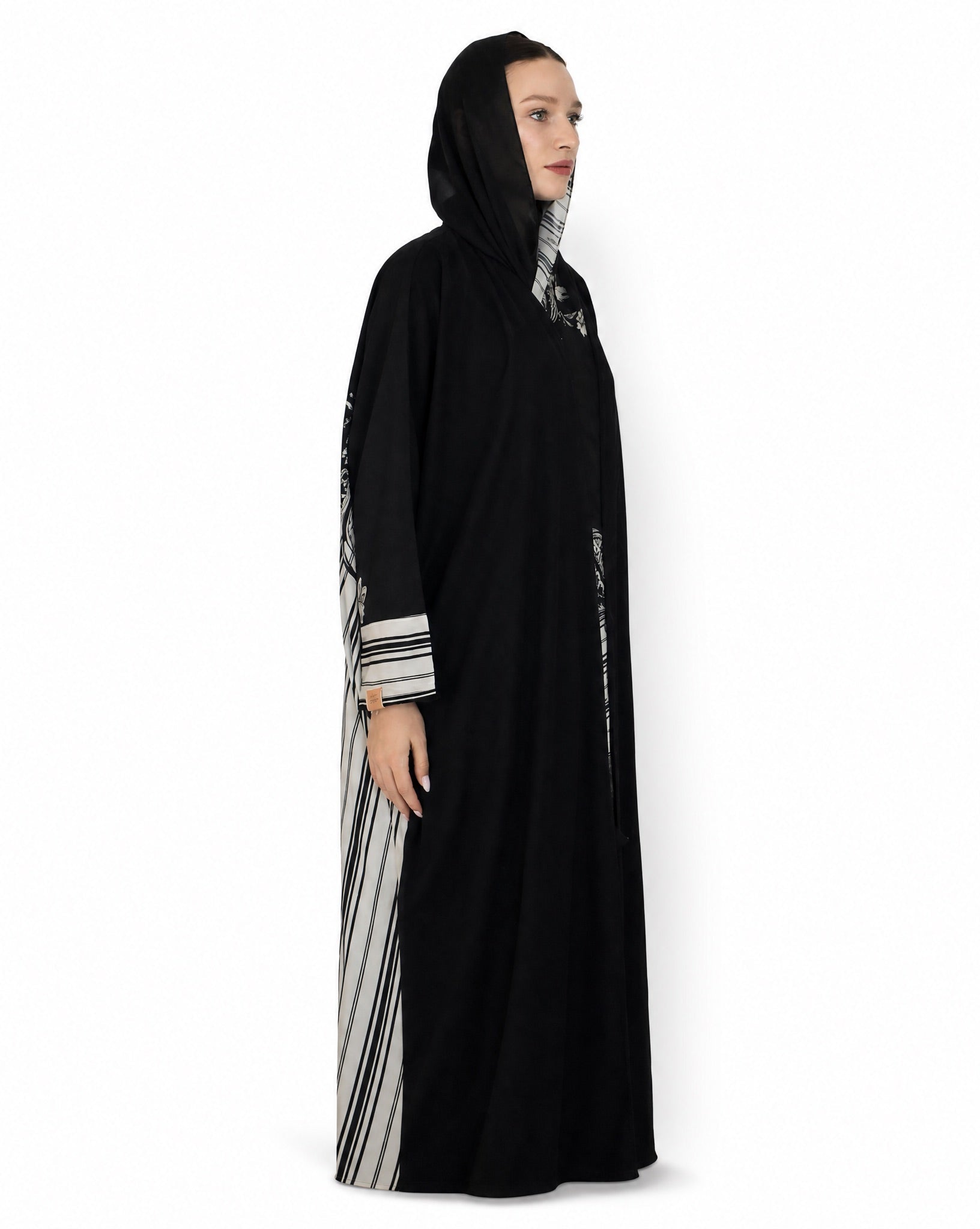 THE L - Black Crepe Abaya - LOVAH - MIRA Y MANO