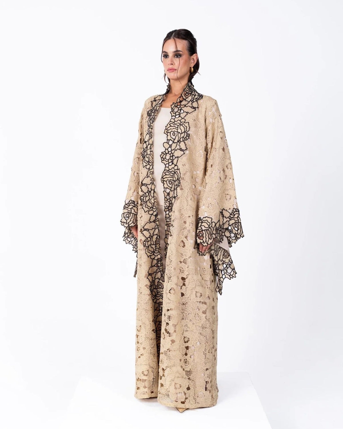 HC01 - Beige lace Abaya - LUNA COUTURE - MIRA Y MANO