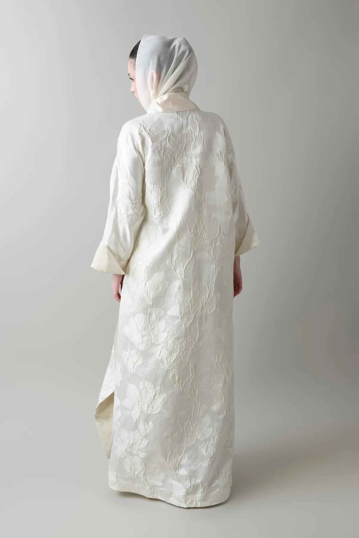 S21 - 5 - A2 ABAYA - MAHA GHALAYINI - MIRA Y MANO