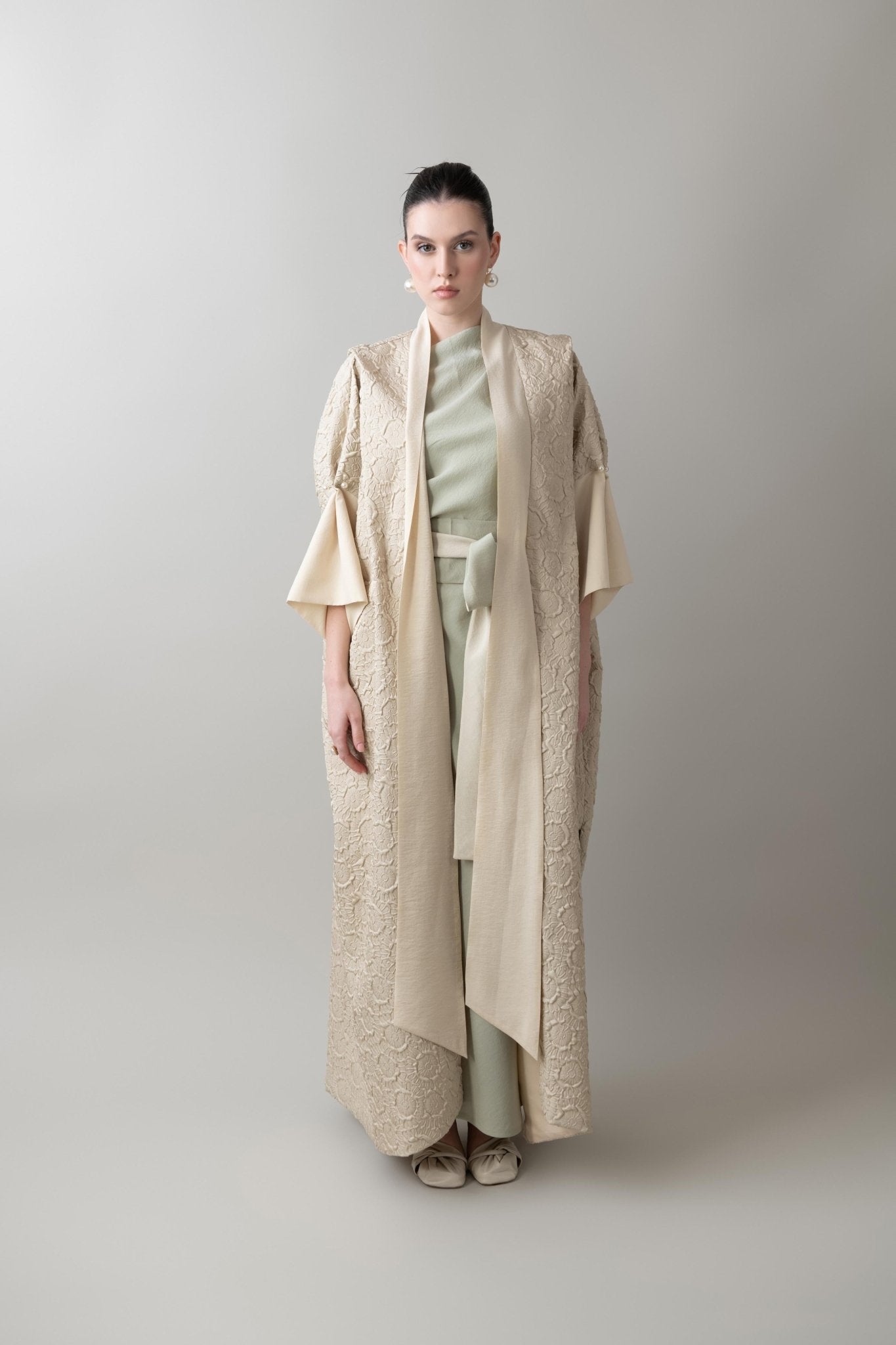 S25 - 1 - A1 ABAYA - MAHA GHALAYINI - MIRA Y MANO