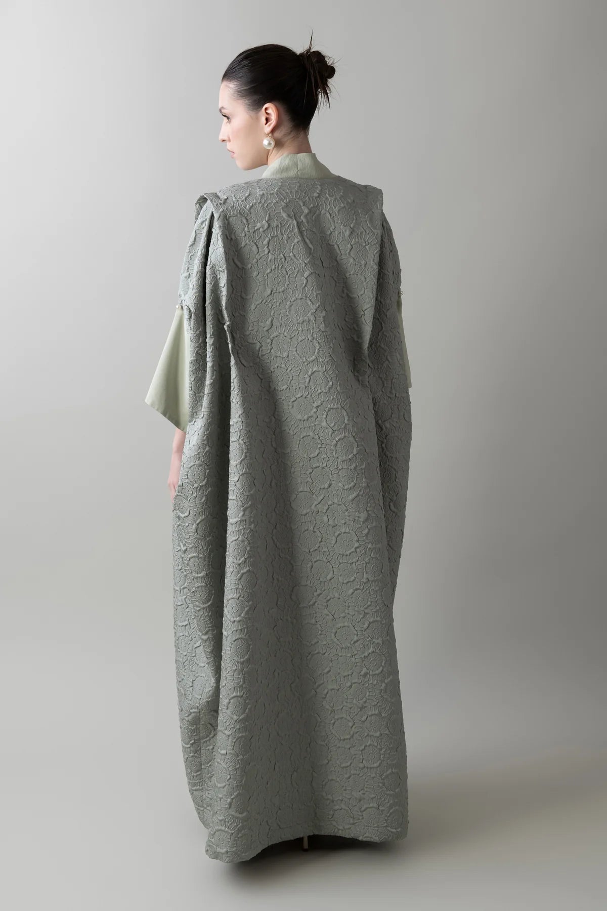 S25 - 1 - A2 ABAYA - MAHA GHALAYINI - MIRA Y MANO