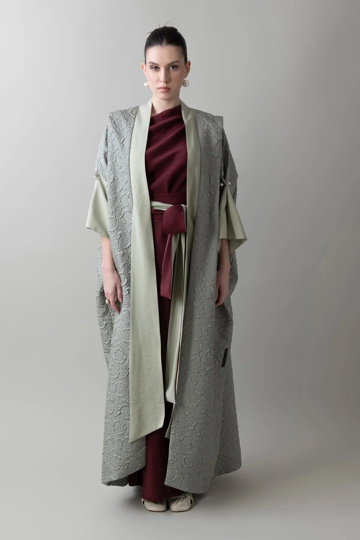 S25 - 1 - A2 ABAYA - MAHA GHALAYINI - MIRA Y MANO