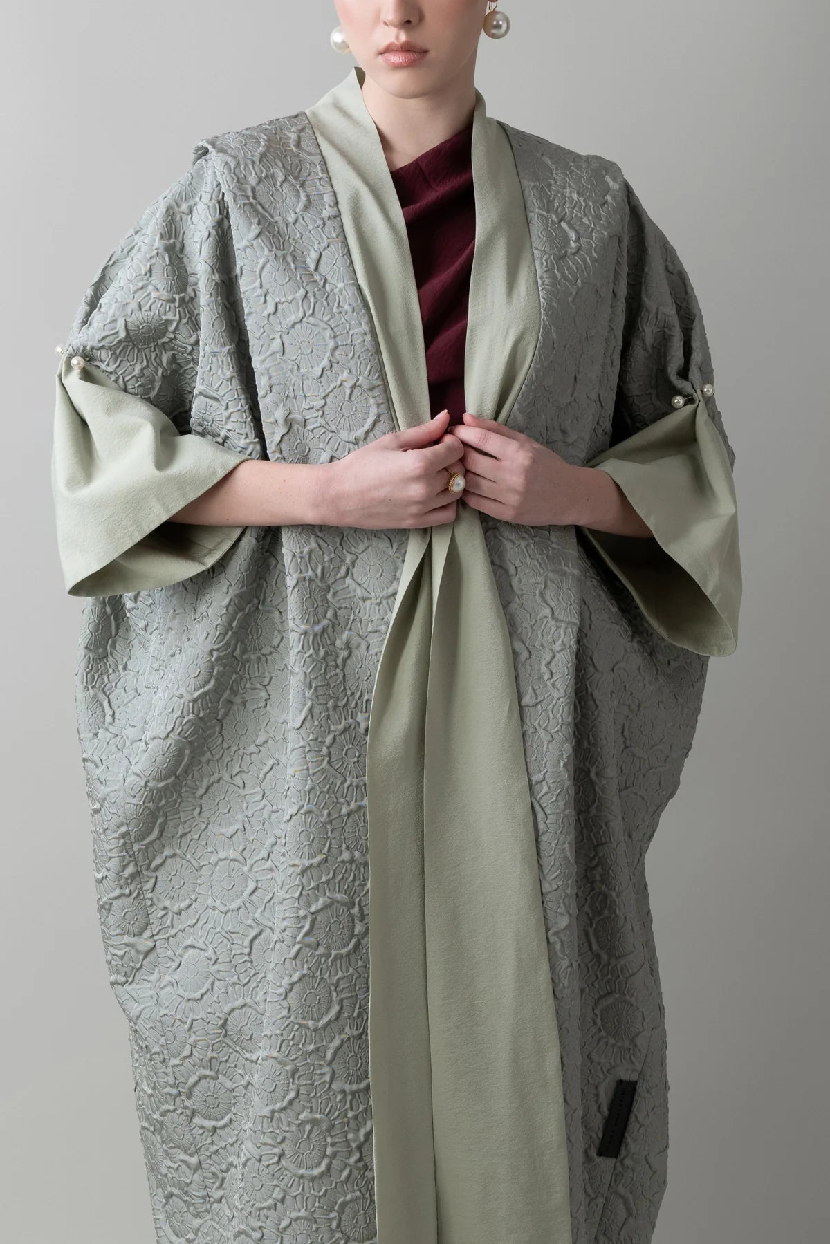 S25 - 1 - A2 ABAYA - MAHA GHALAYINI - MIRA Y MANO