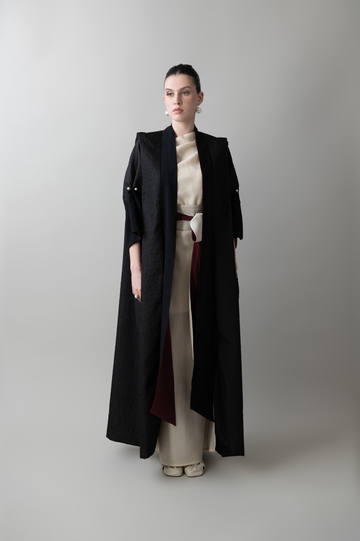 S25 - 1 - A3 ABAYA - MAHA GHALAYINI - MIRA Y MANO