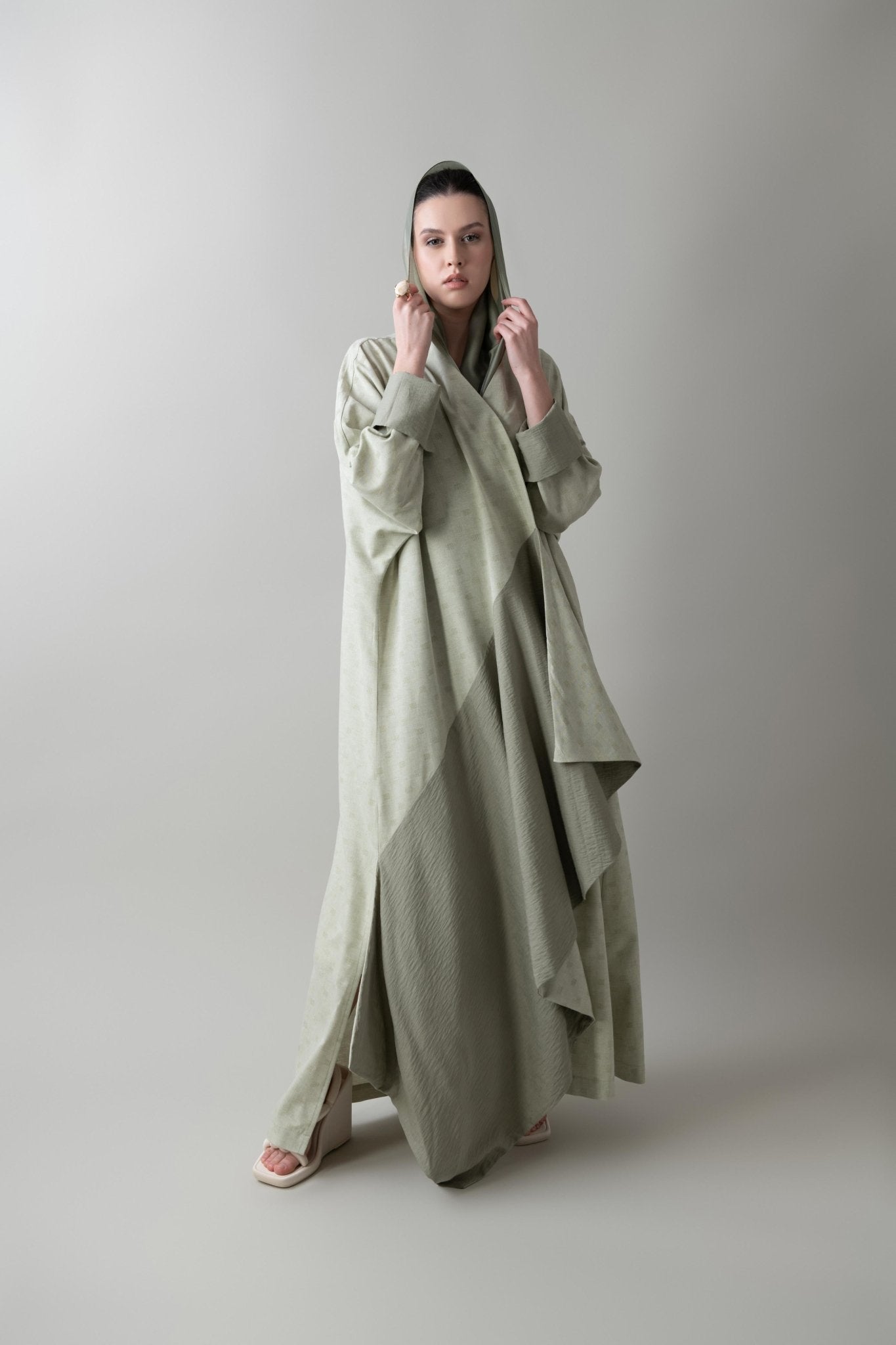 S25 - 2 - A2 ABAYA - MAHA GHALAYINI - MIRA Y MANO