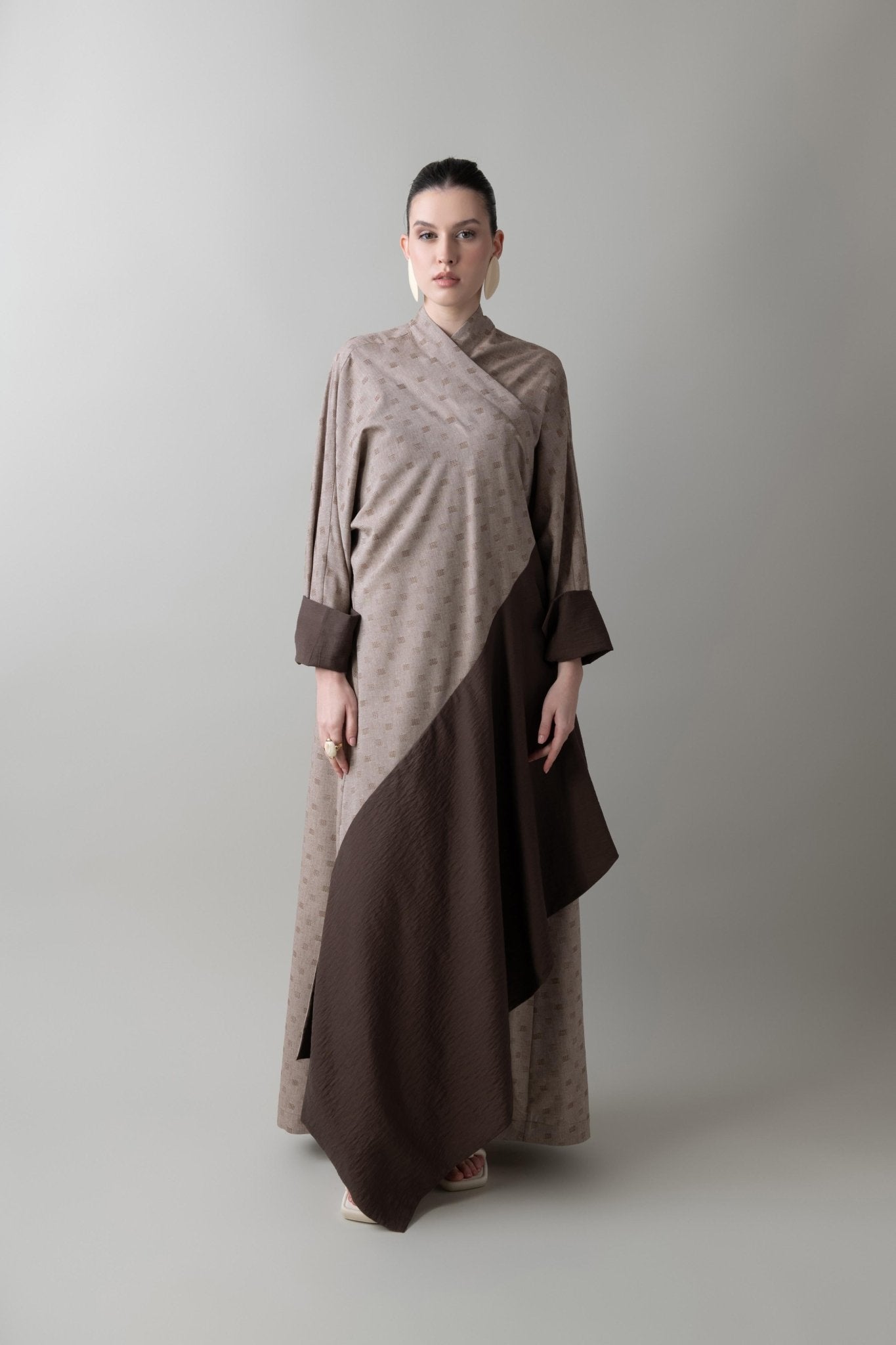 S25 - 2 - A3 ABAYA - MAHA GHALAYINI - MIRA Y MANO