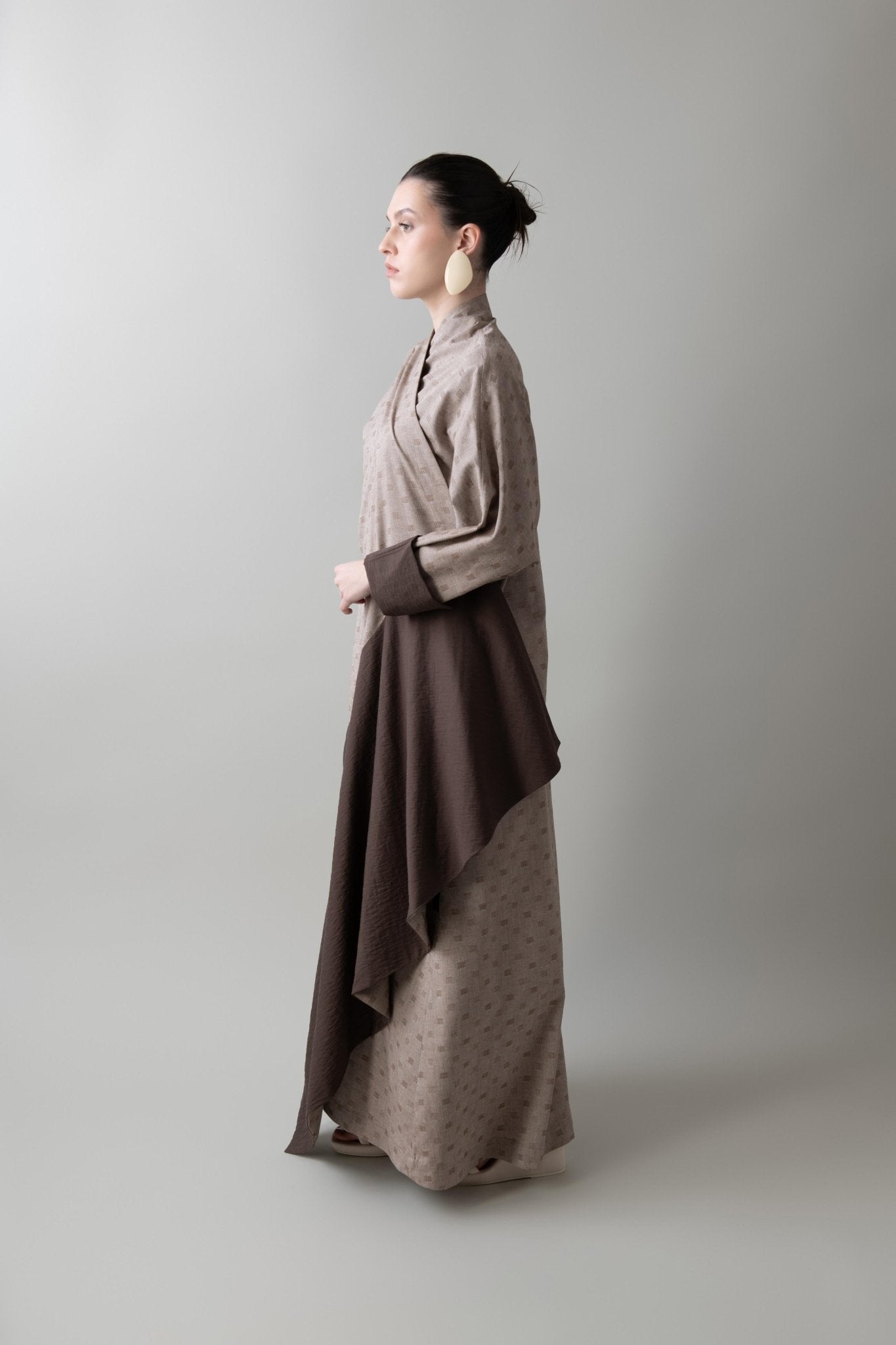 S25 - 2 - A3 ABAYA - MAHA GHALAYINI - MIRA Y MANO