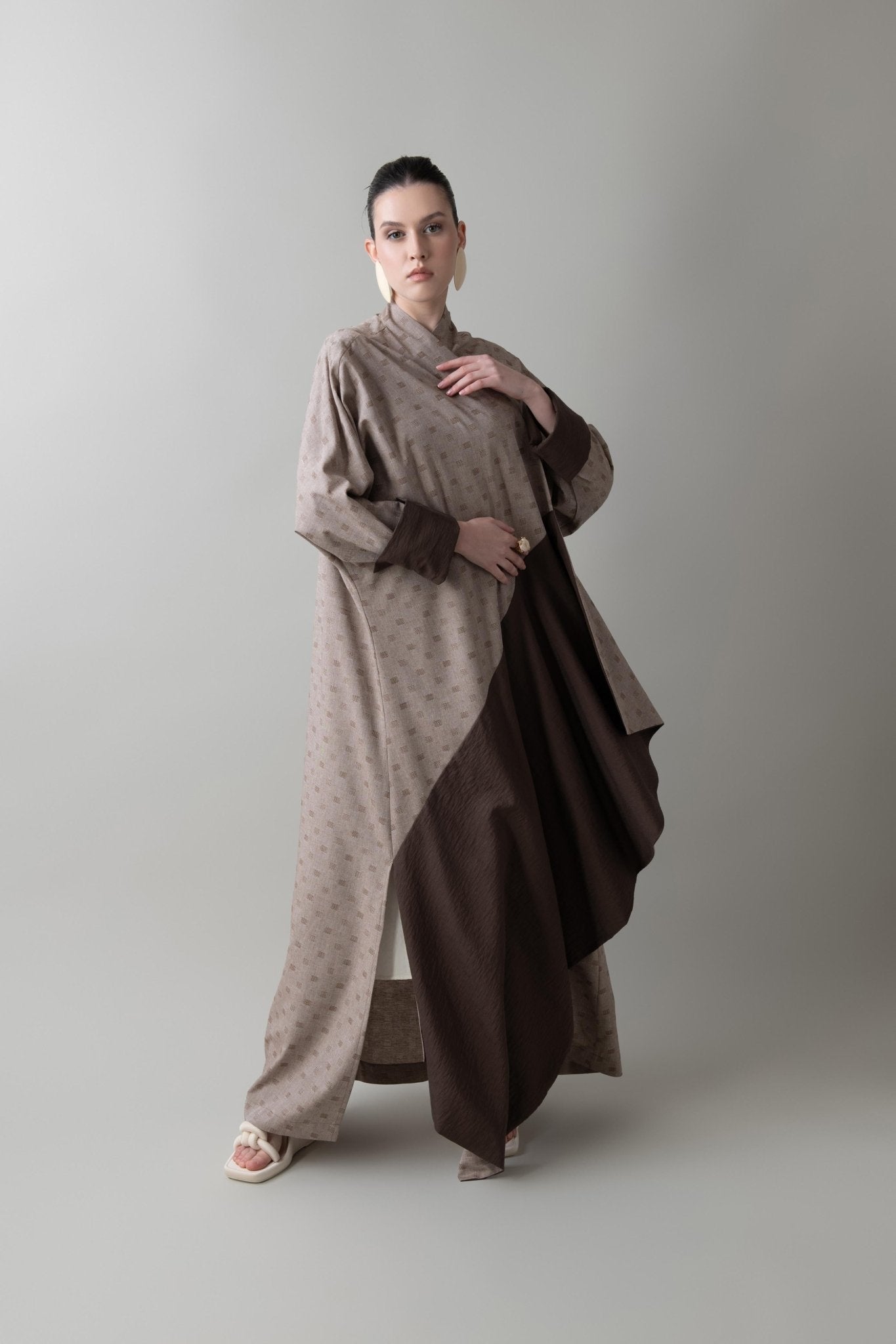 S25 - 2 - A3 ABAYA - MAHA GHALAYINI - MIRA Y MANO