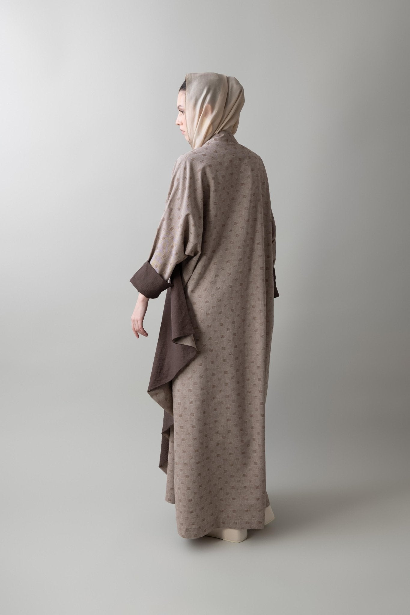 S25 - 2 - A3 ABAYA - MAHA GHALAYINI - MIRA Y MANO