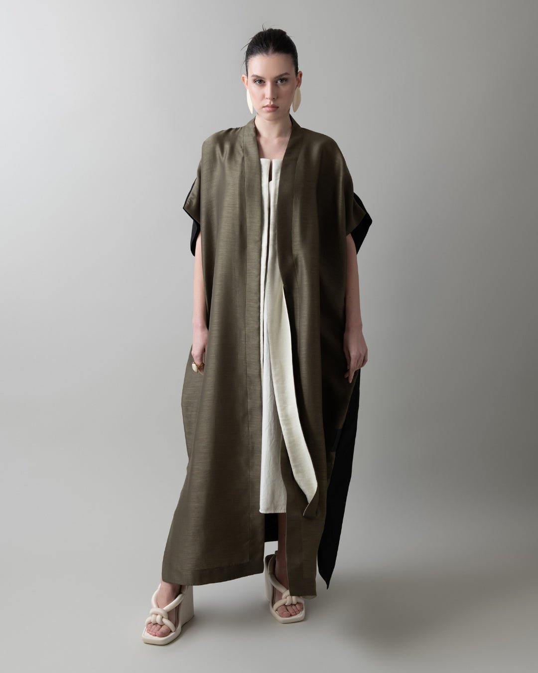 S25 - 3 - A2 ABAYA - MAHA GHALAYINI - MIRA Y MANO