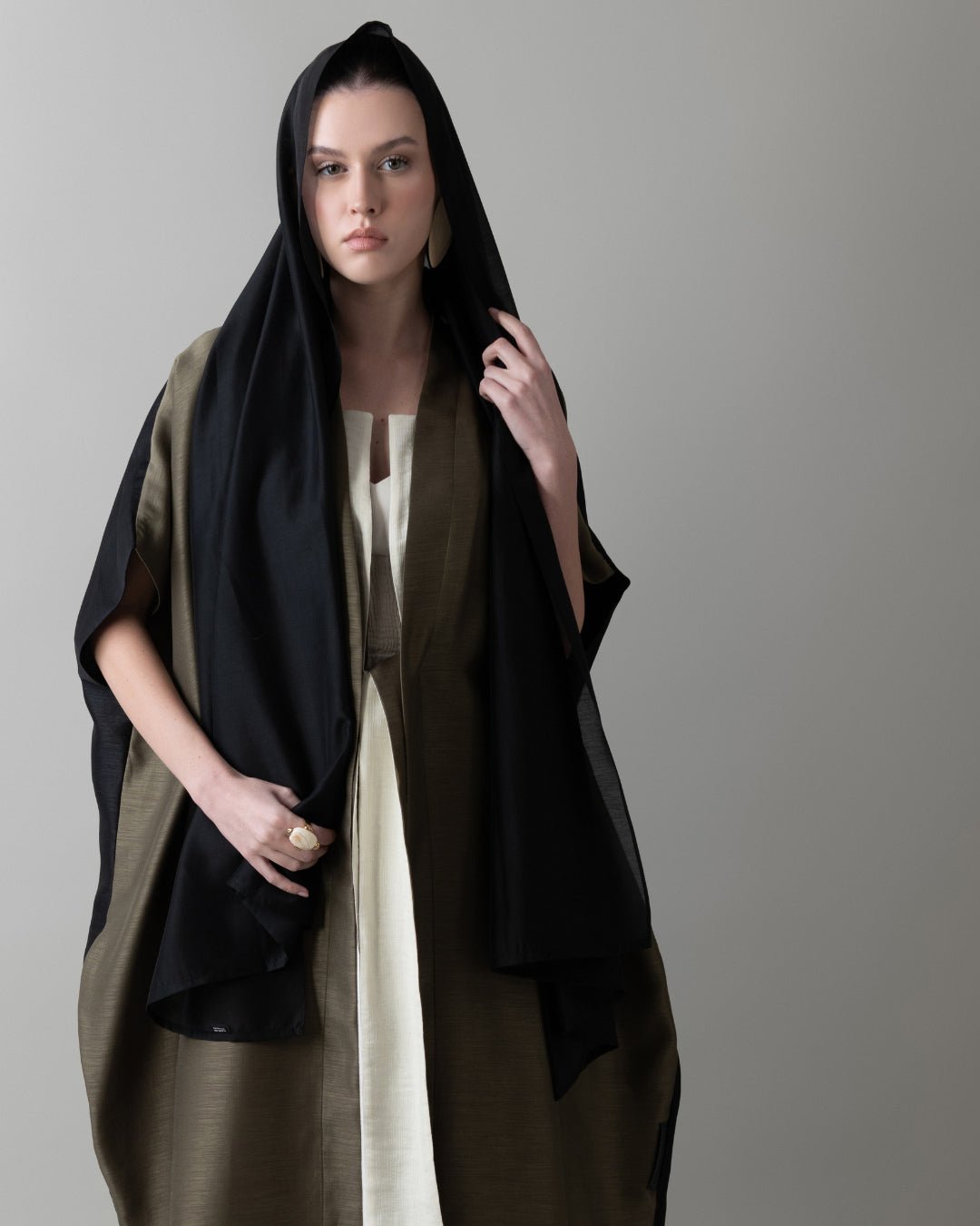 S25 - 3 - A2 ABAYA - MAHA GHALAYINI - MIRA Y MANO