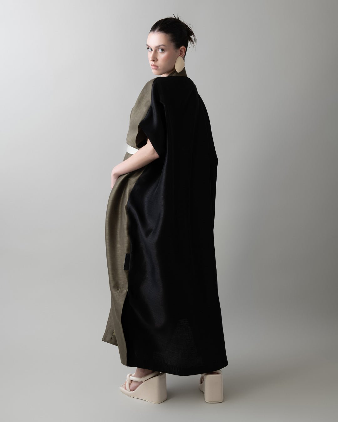 S25 - 3 - A2 ABAYA - MAHA GHALAYINI - MIRA Y MANO