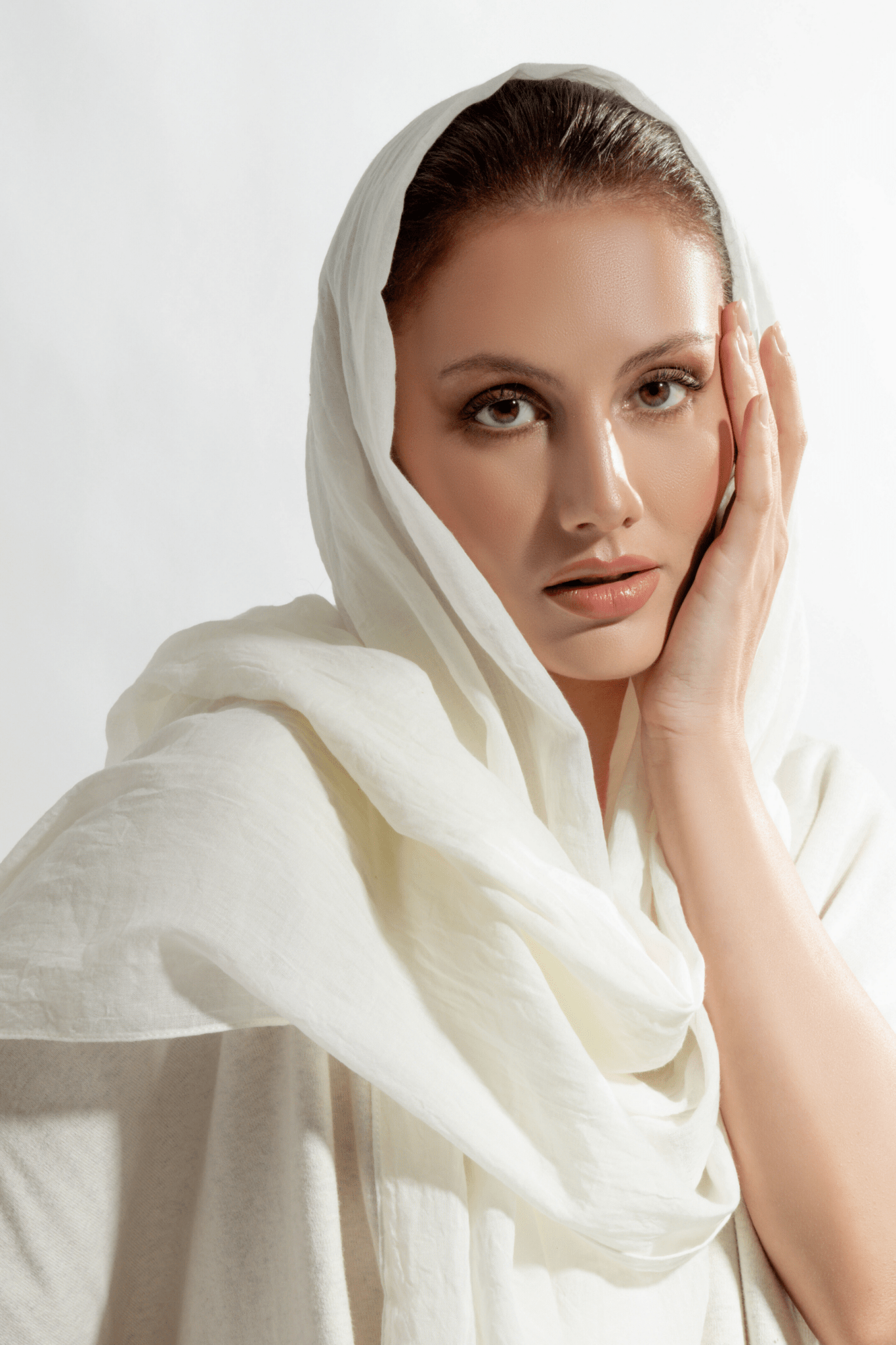 W21 - 17 SCARF - MAHA GHALAYINI - MIRA Y MANO