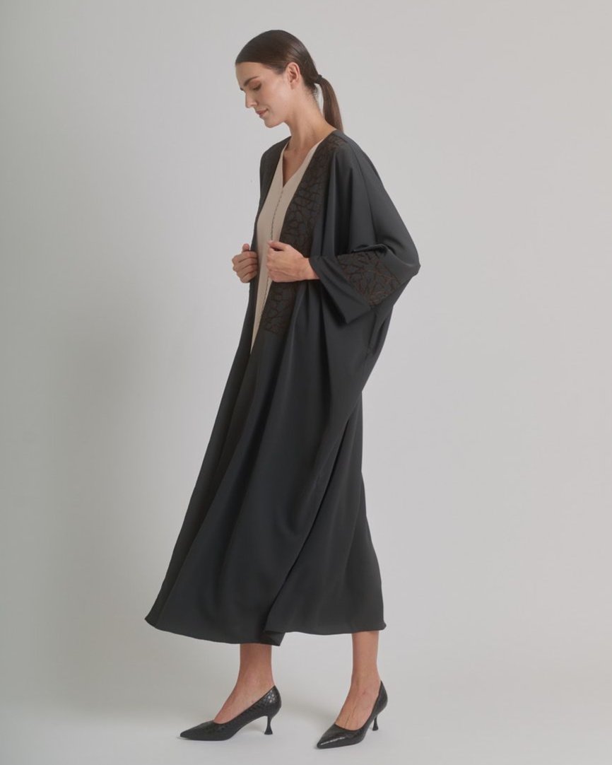 FW25 - A - N5 ABAYA - MAISOON - MIRA Y MANO
