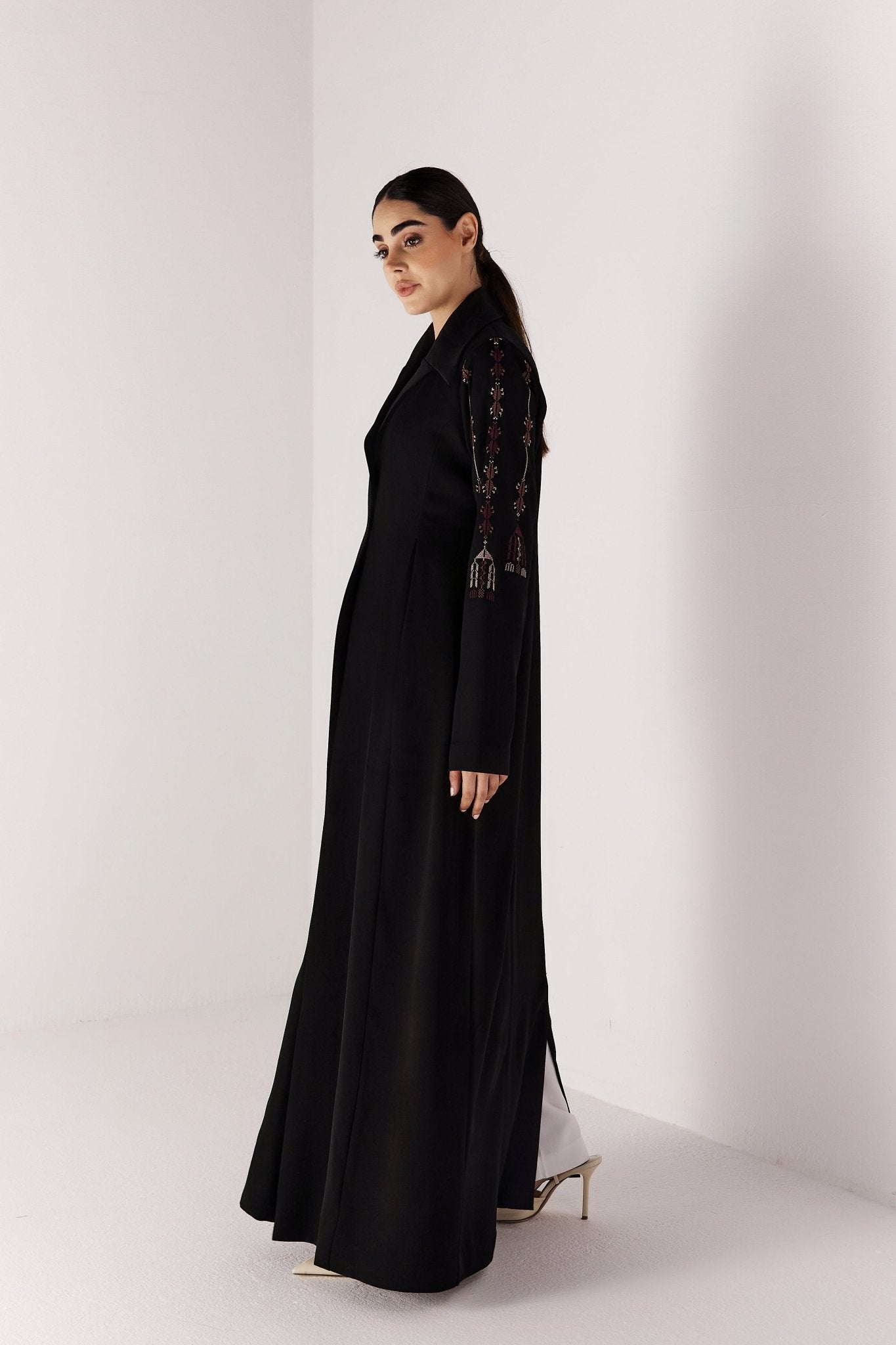 ARYA - BK ABAYA - MEDD - MIRA Y MANO