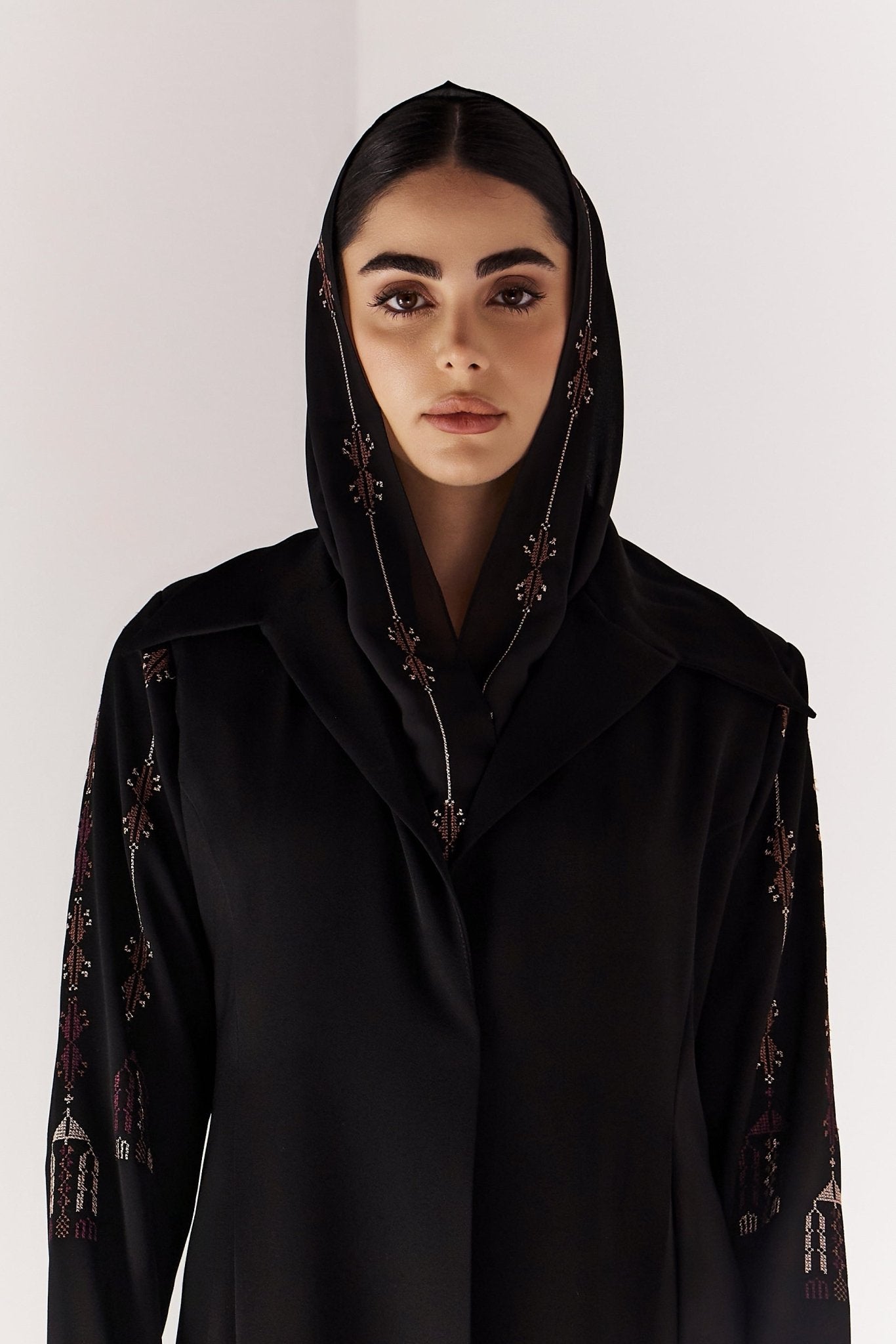 ARYA - BK ABAYA - MEDD - MIRA Y MANO