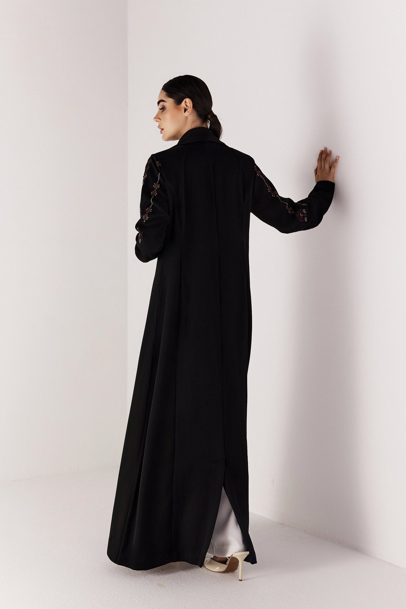 ARYA - BK ABAYA - MEDD - MIRA Y MANO