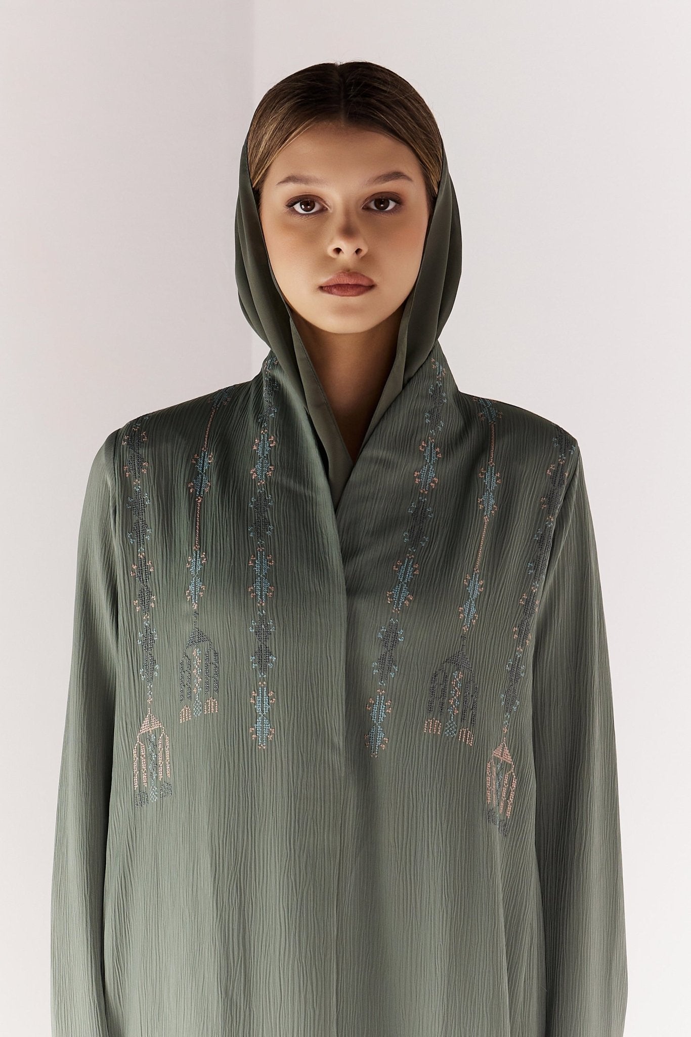 NILI - SAGE ABAYA - MEDD - MIRA Y MANO