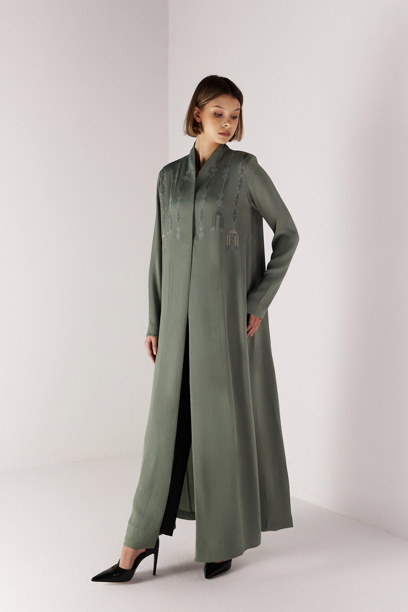 NILI - SAGE ABAYA - MEDD - MIRA Y MANO