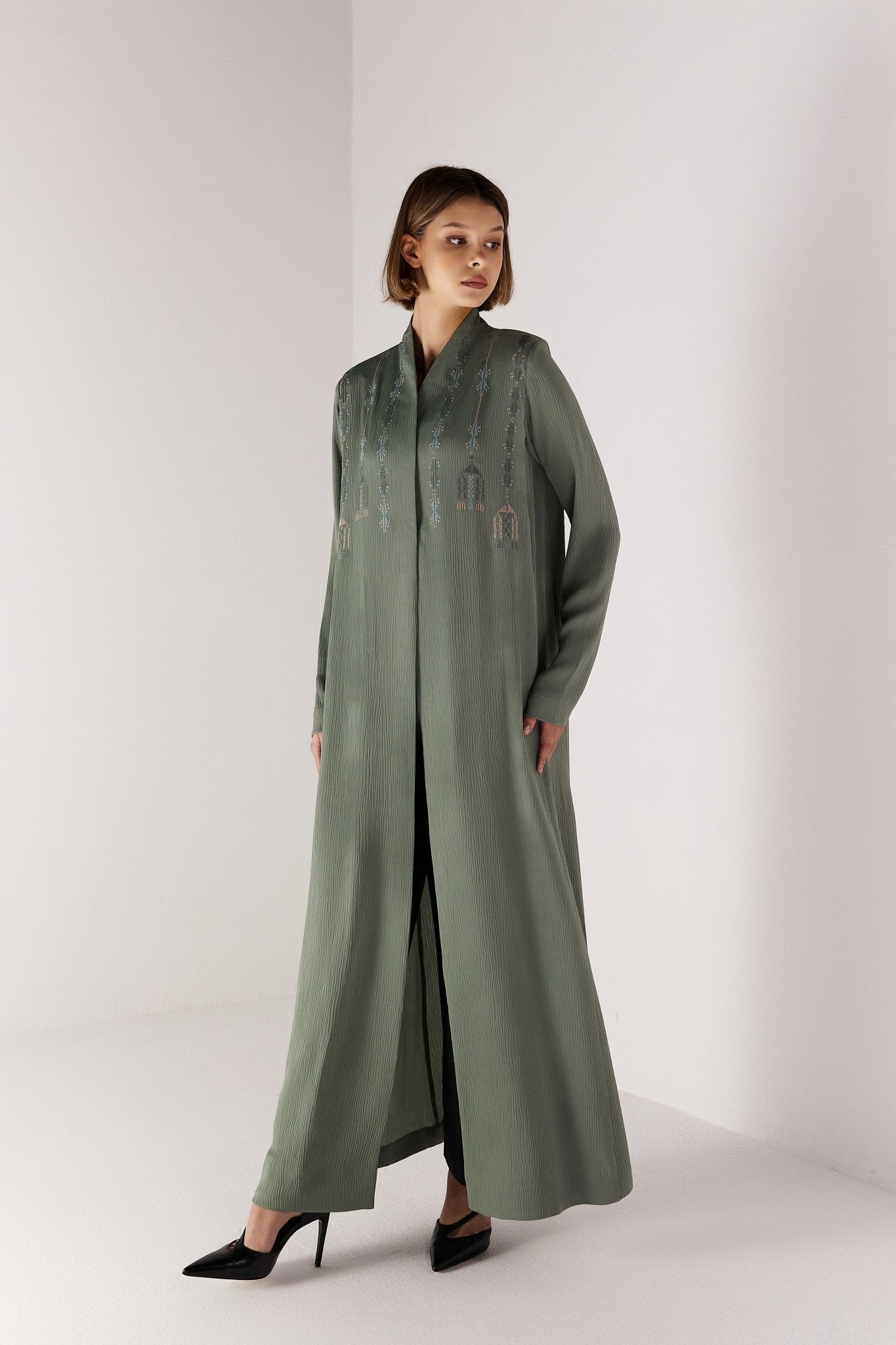 NILI - SAGE ABAYA - MEDD - MIRA Y MANO