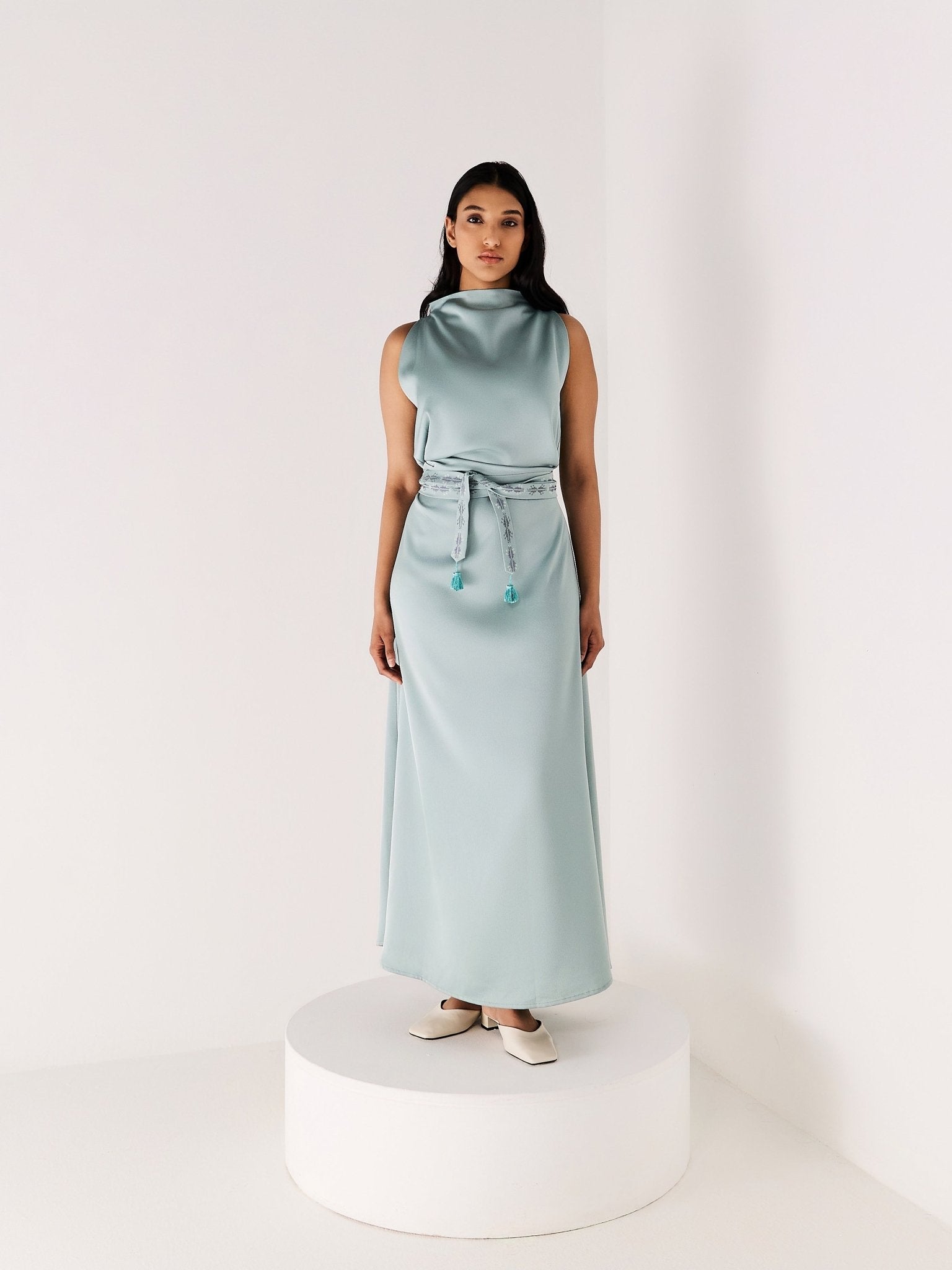 RE - 25 - AQU - KF - 2 - ONI KAFTAN - MEDD - MIRA Y MANO