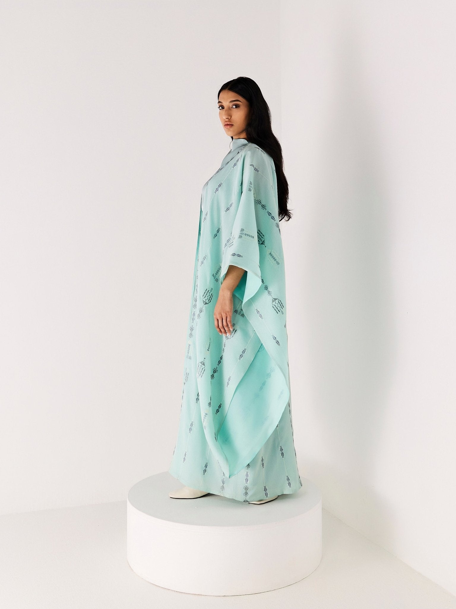 RE - 25 - AQU - KF - 2 - ONI KAFTAN - MEDD - MIRA Y MANO