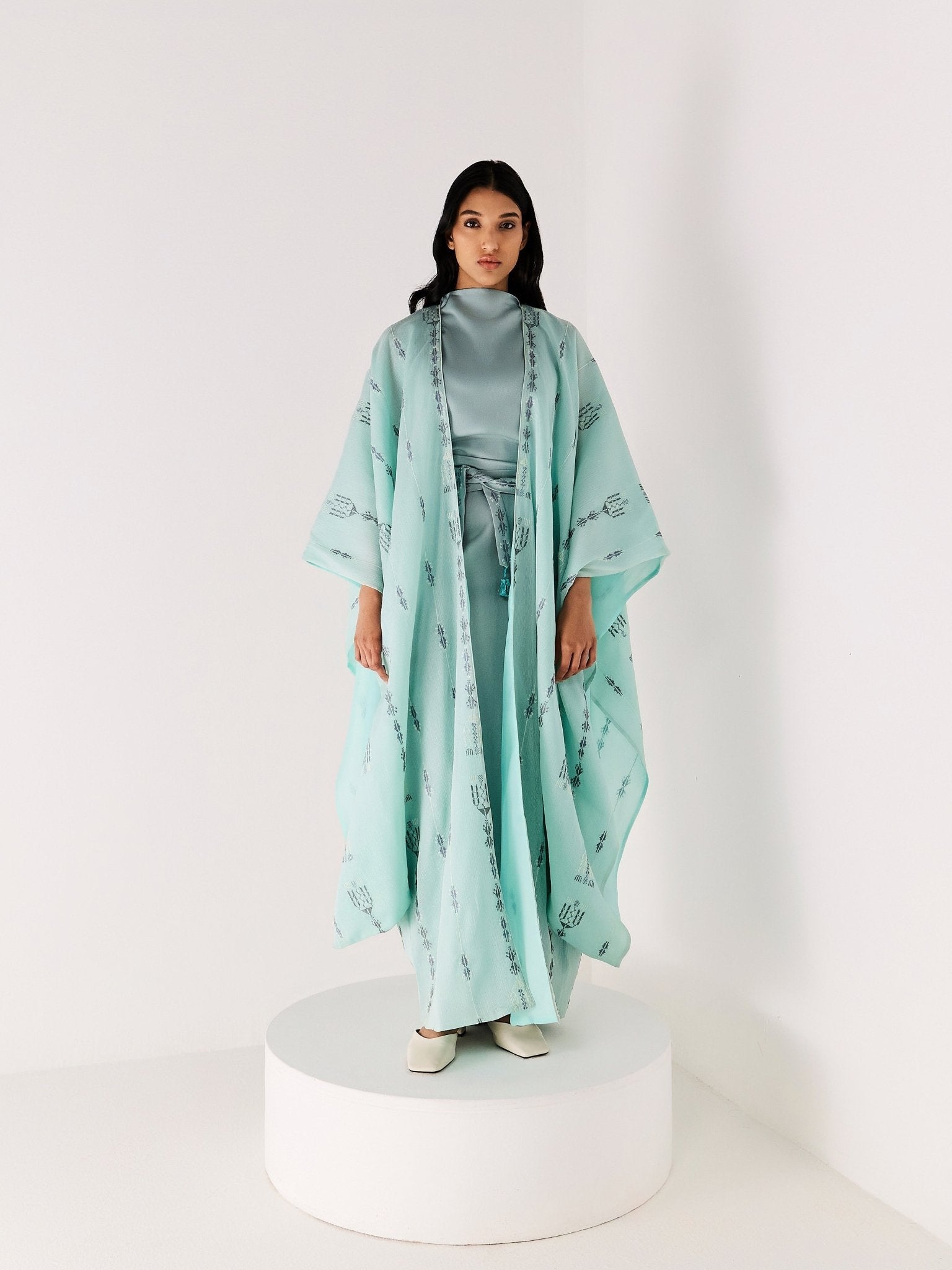 RE - 25 - AQU - KF - 2 - ONI KAFTAN - MEDD - MIRA Y MANO