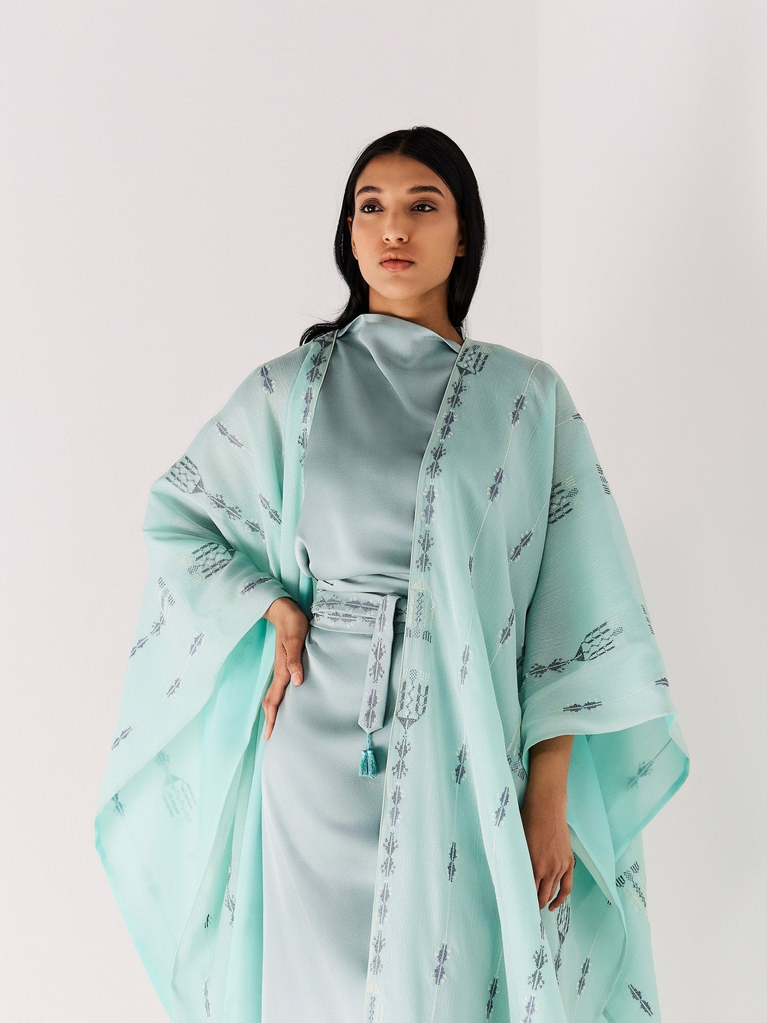 RE - 25 - AQU - KF - 2 - ONI KAFTAN - MEDD - MIRA Y MANO